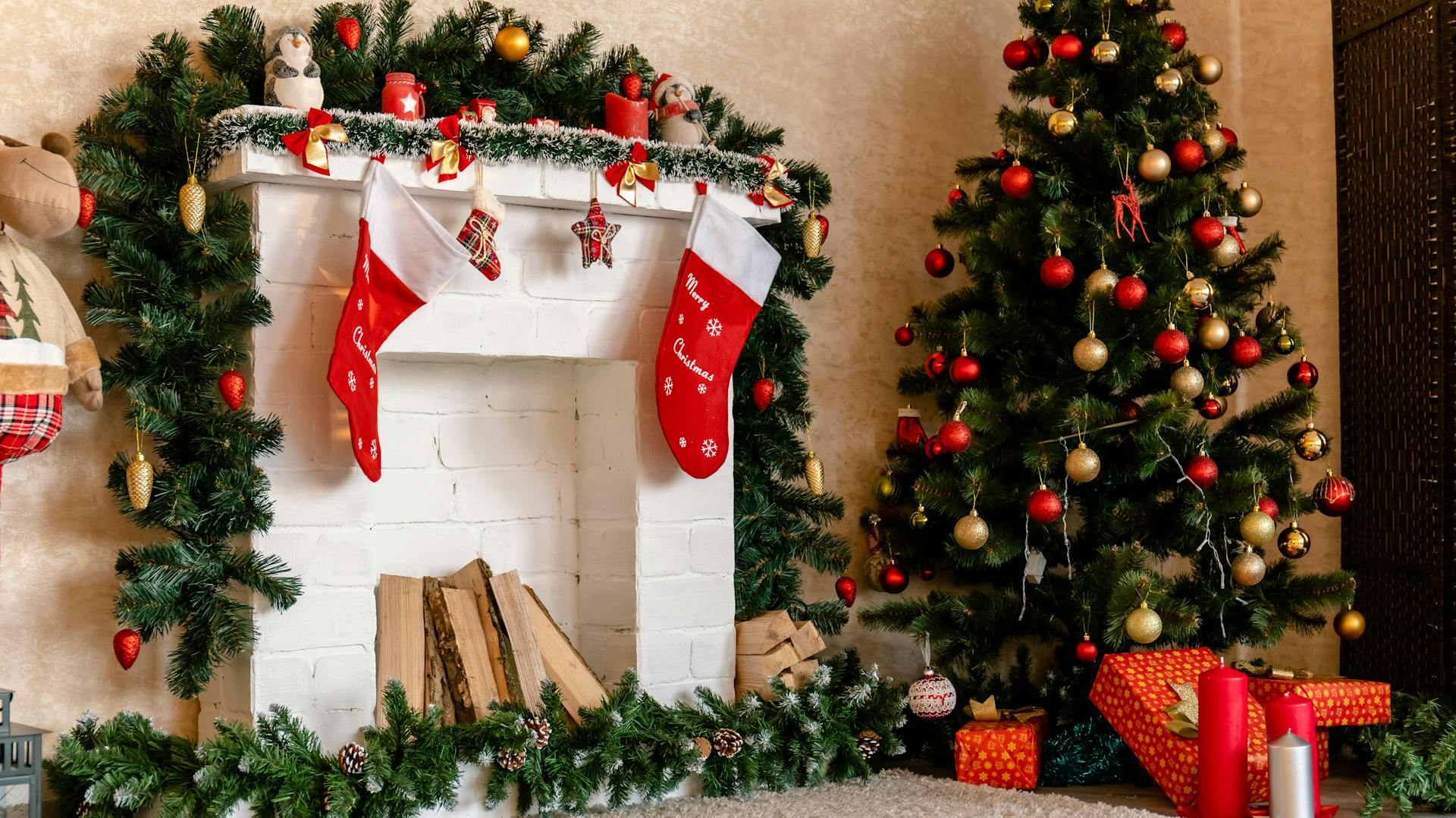 Weißer Dekokamin mit weihnachtlicher Deko im Landhaus-Stil
