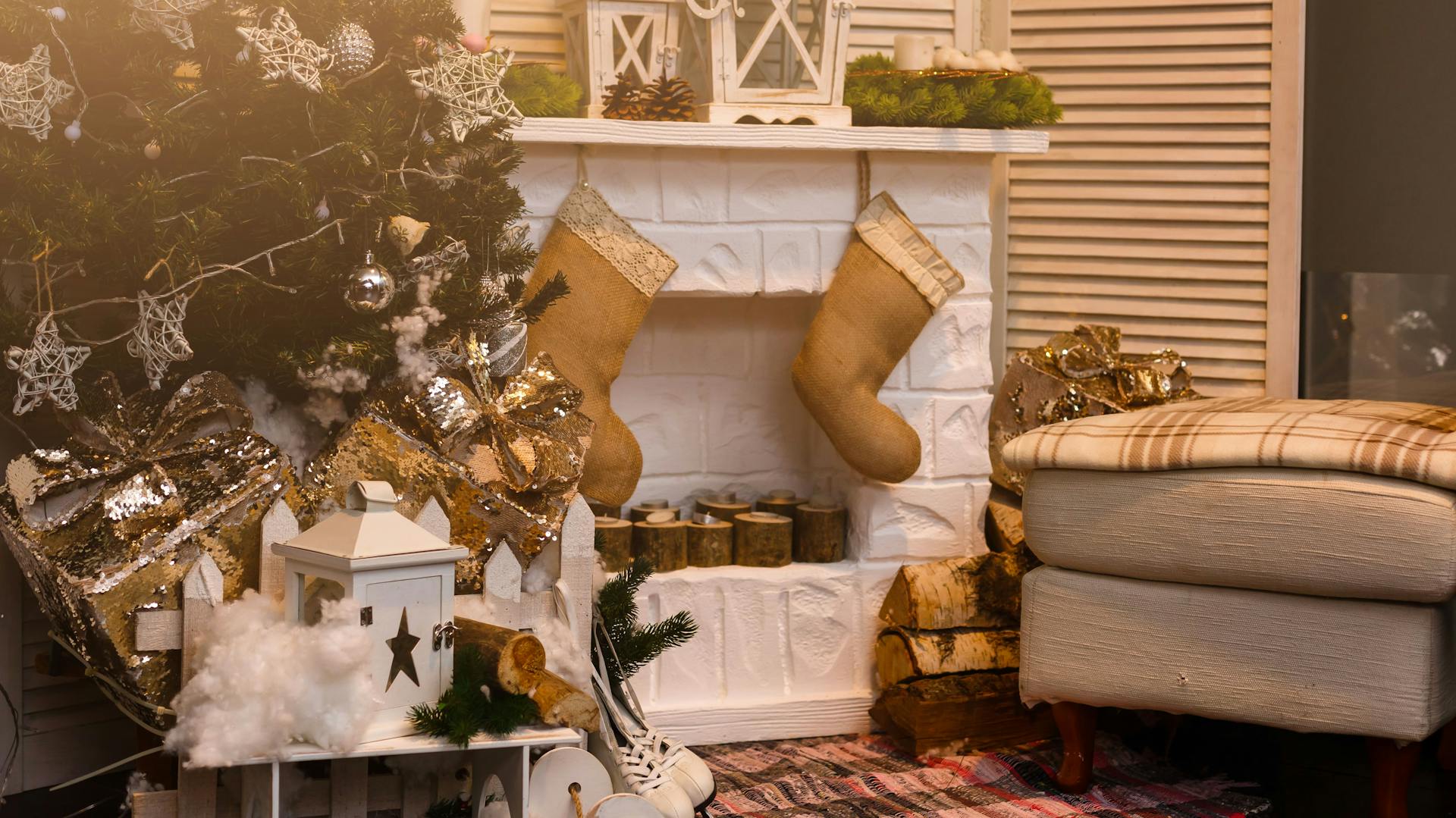 Weißer Dekokamin mit Weihnachtsdeko im skandinavischen Stil