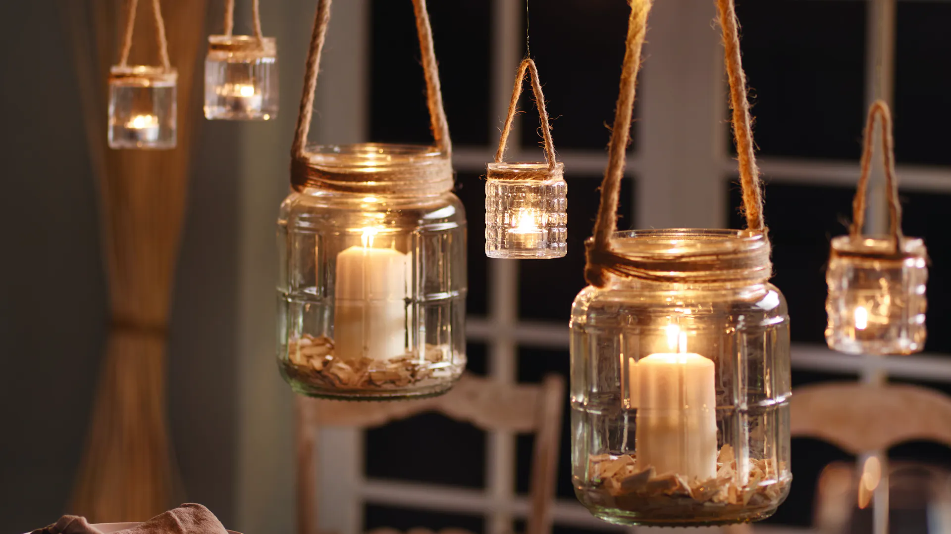Dekoration Wohnung Ast mit Windlichtern aus Glas und Lichterkette