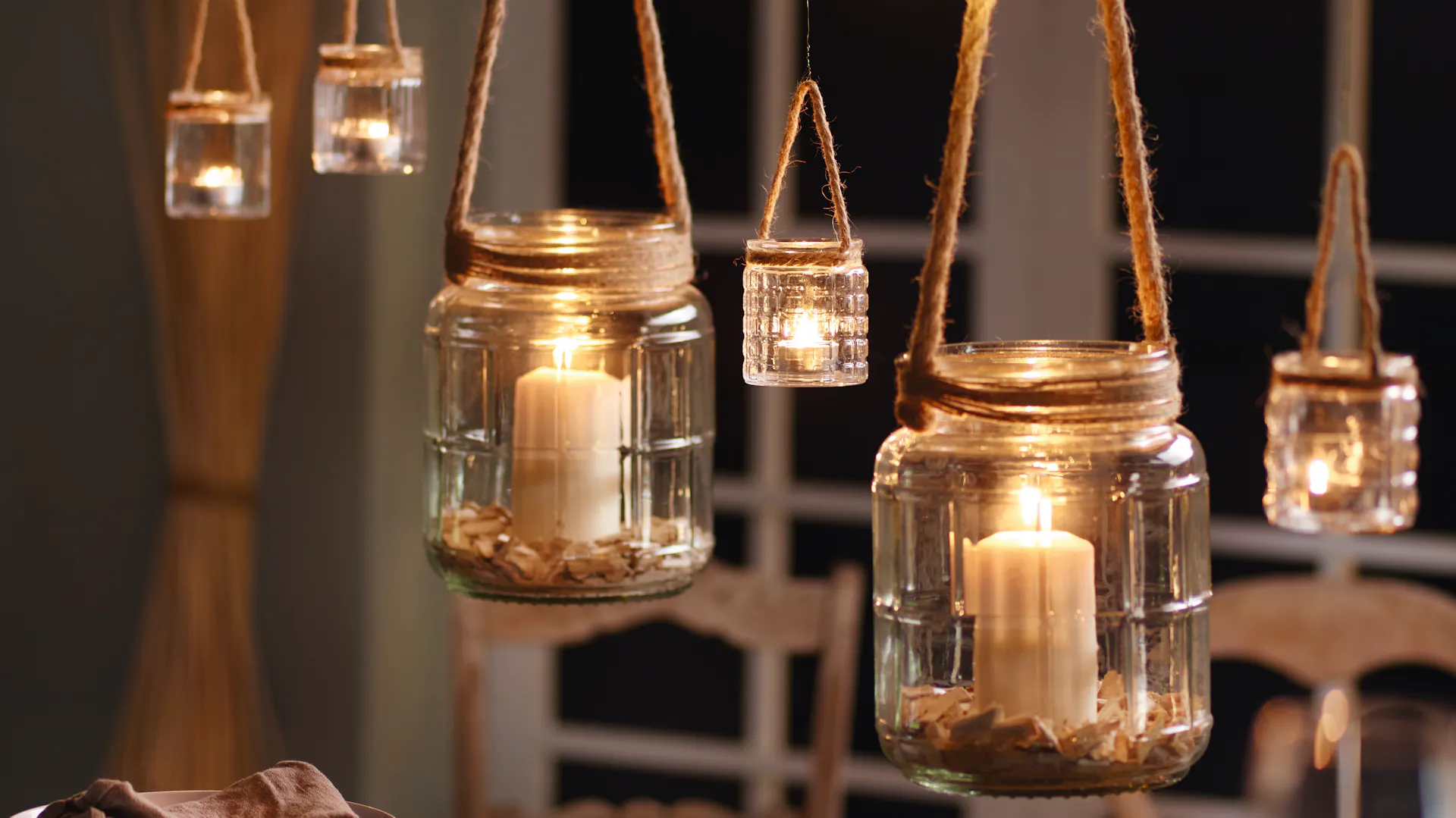Dekoration Wohnung Ast mit Windlichtern aus Glas und Lichterkette