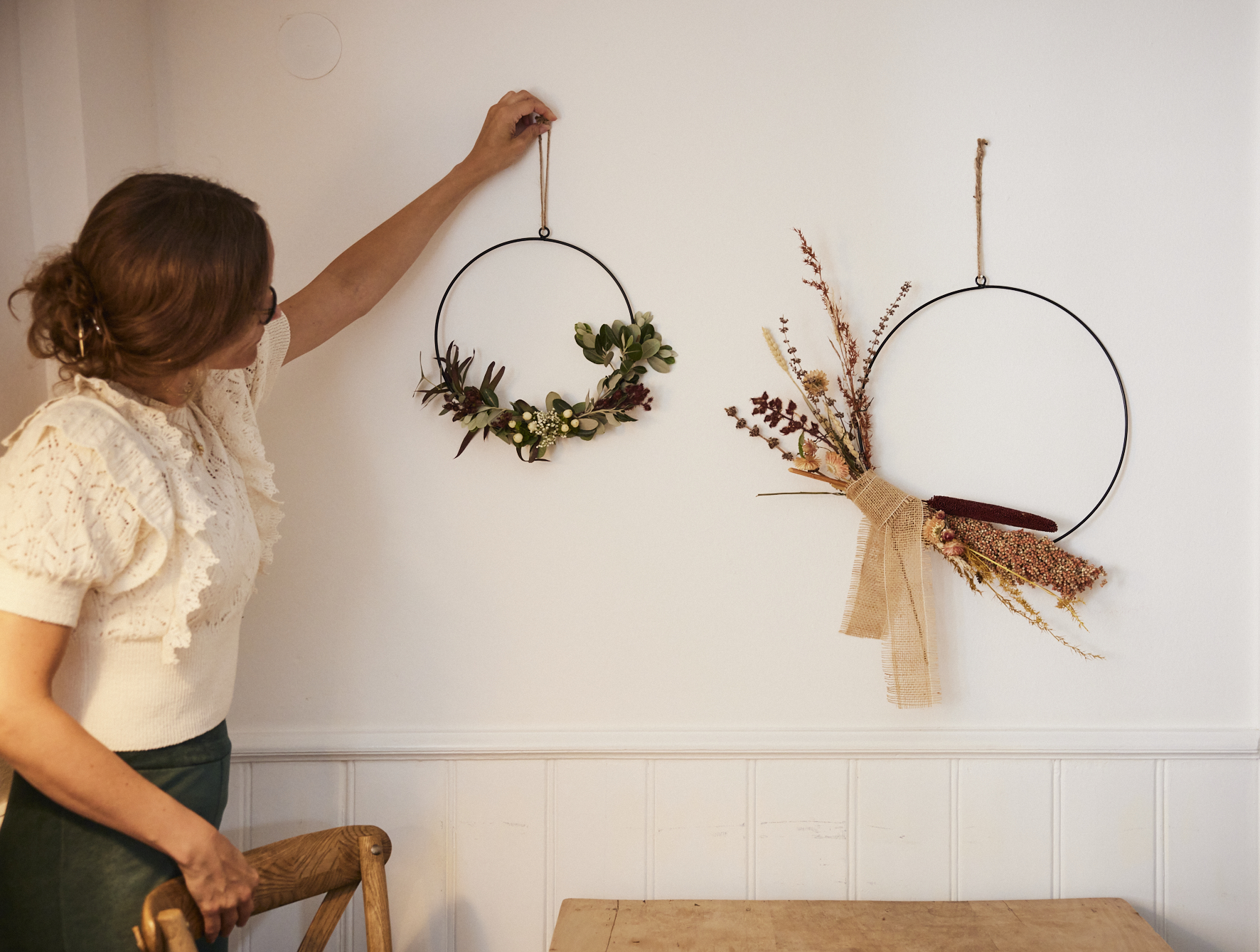 Gli anelli metallici fai da te vengono appesi alla parete