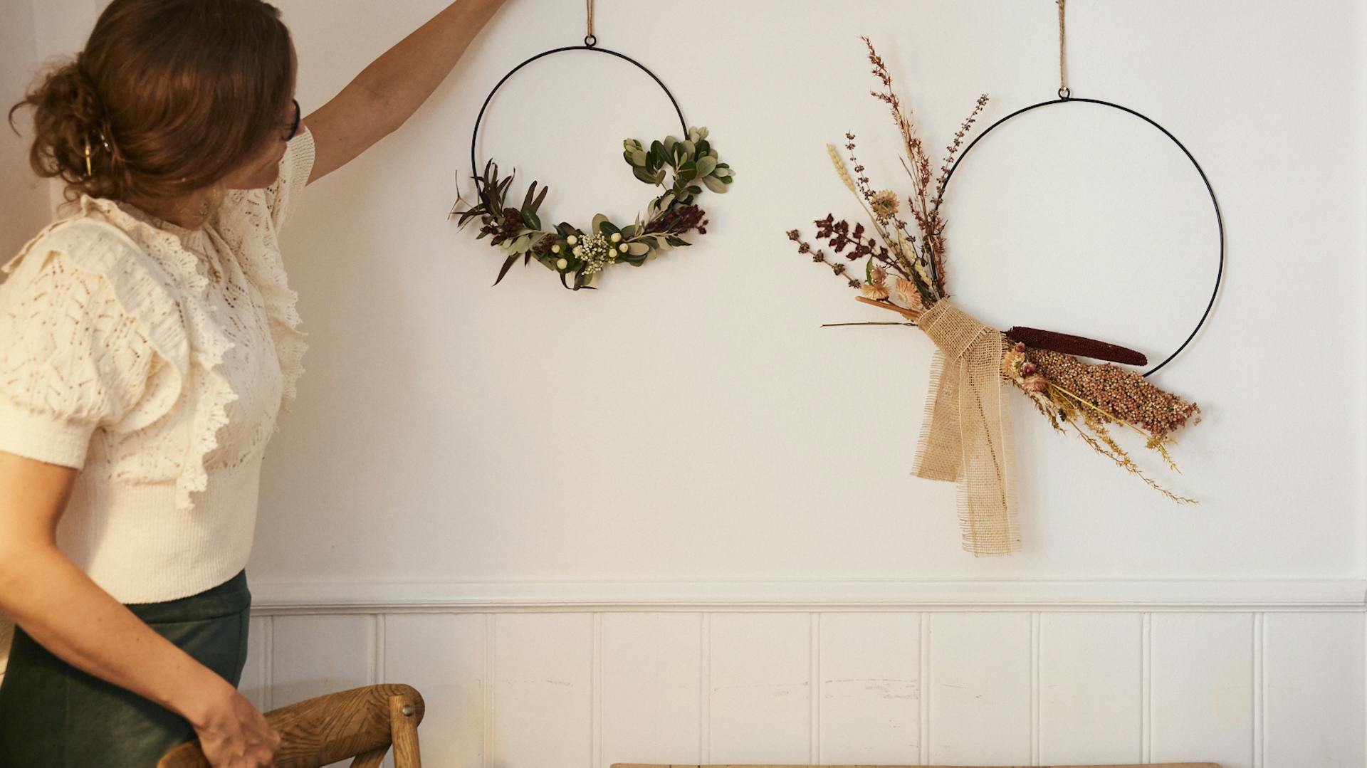 DIY Metallringe werden an die Wand gehängt