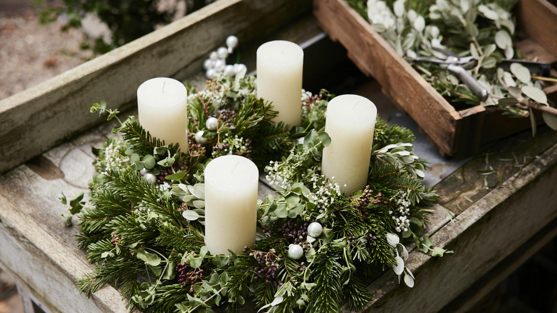 DIY Adventskranz mit weißen Kerzen