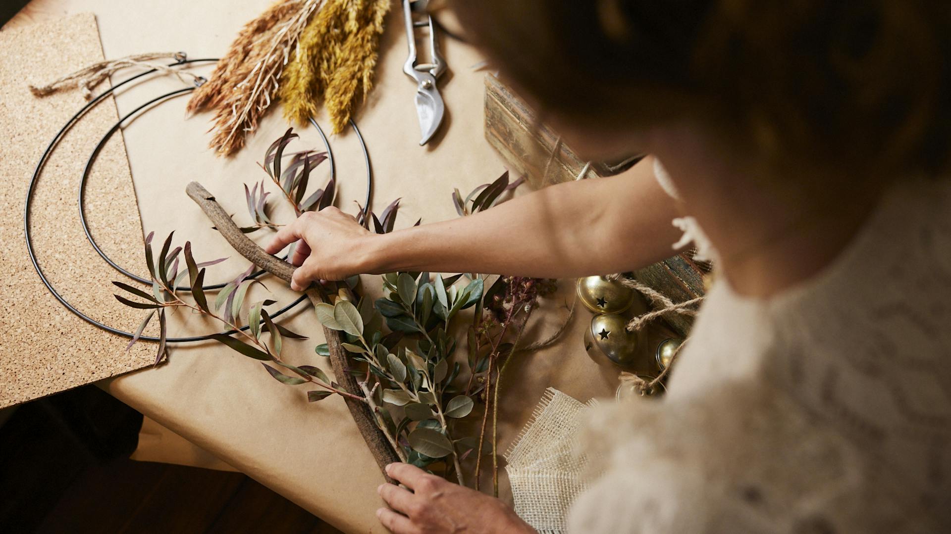 Auswahl der richtigen Trockenblumen für den DIY Metallkranz treffen