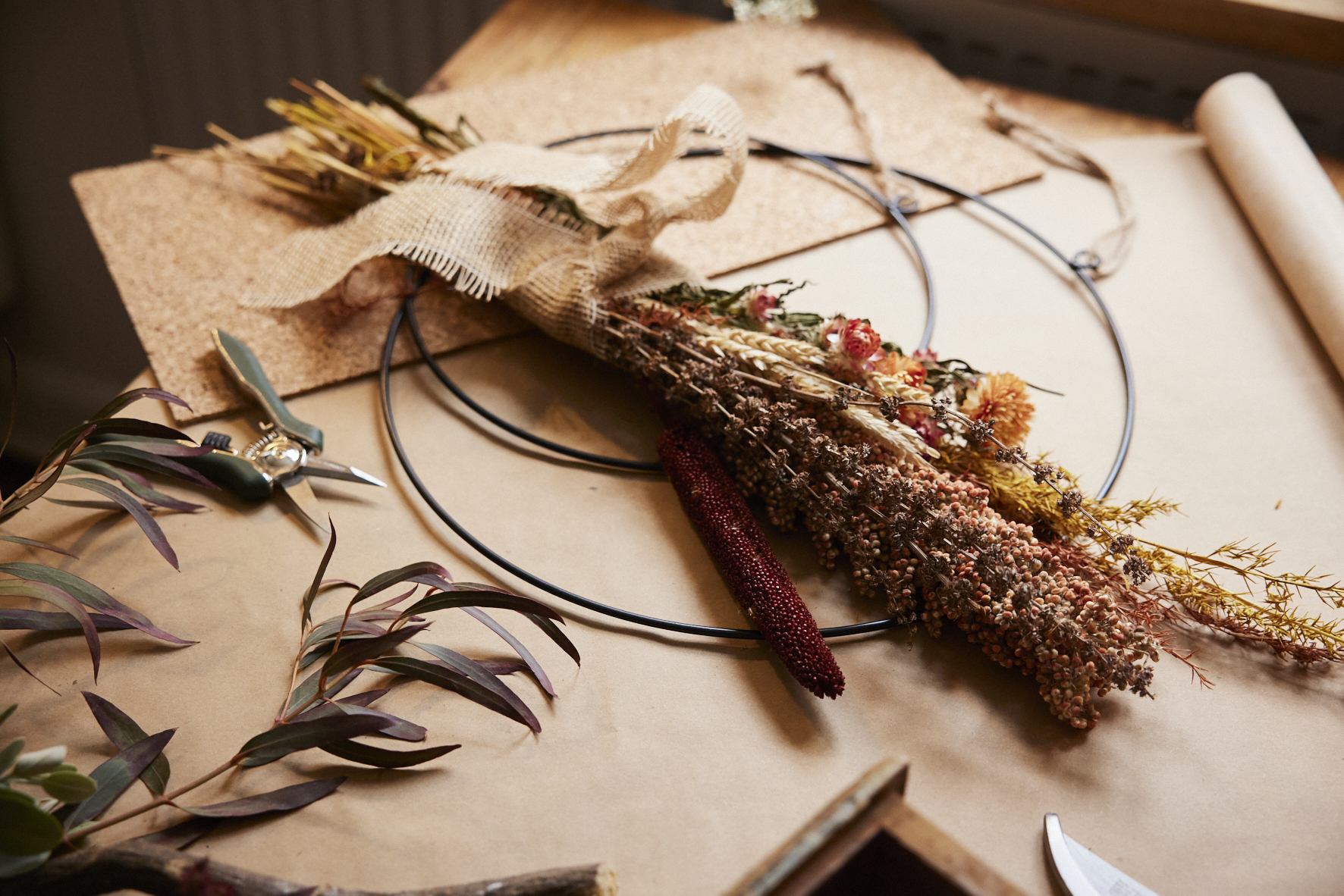 Un grande mazzo viene legato su un anello metallico.