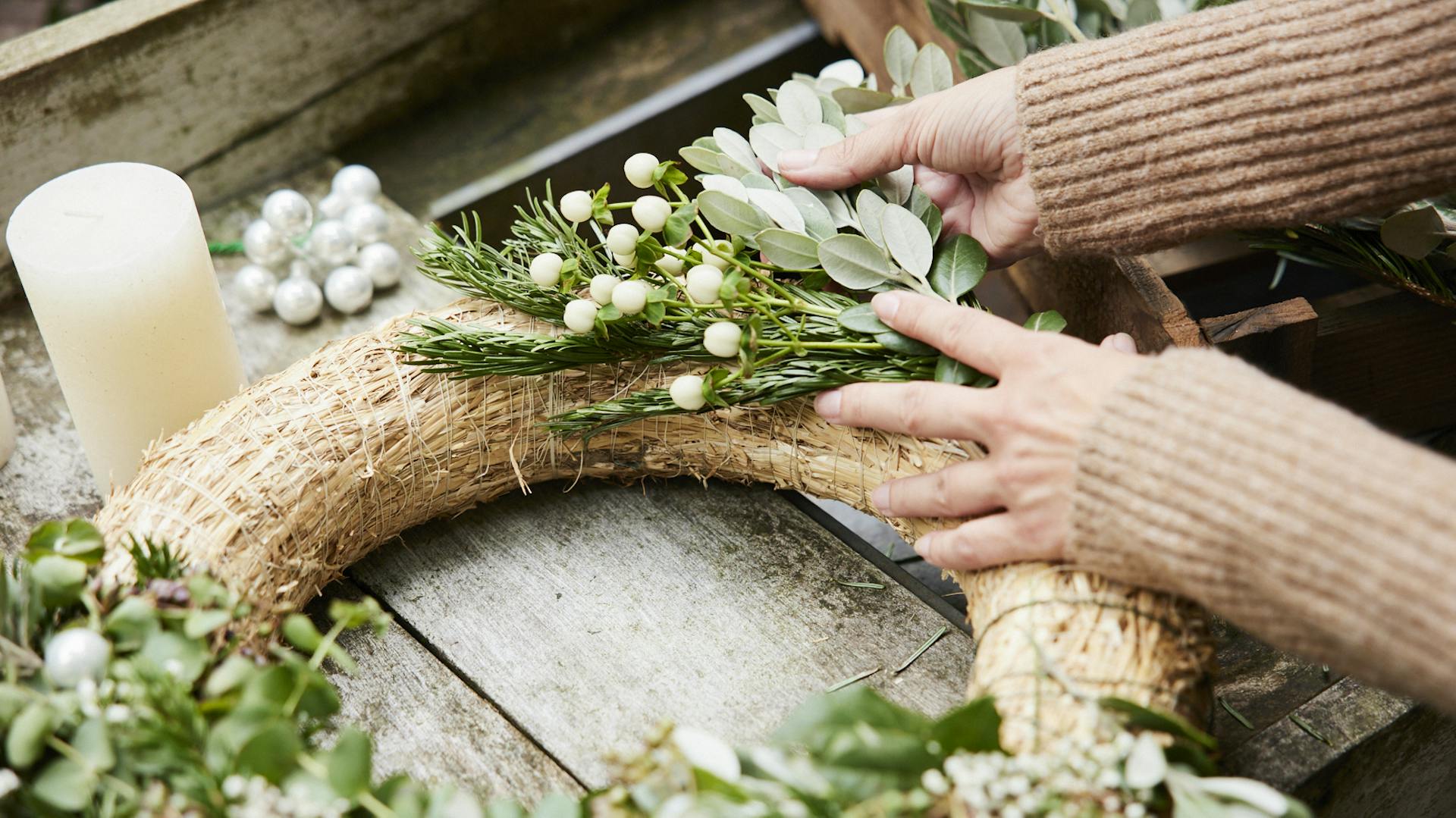Kleine Sträuße an Kranz binden