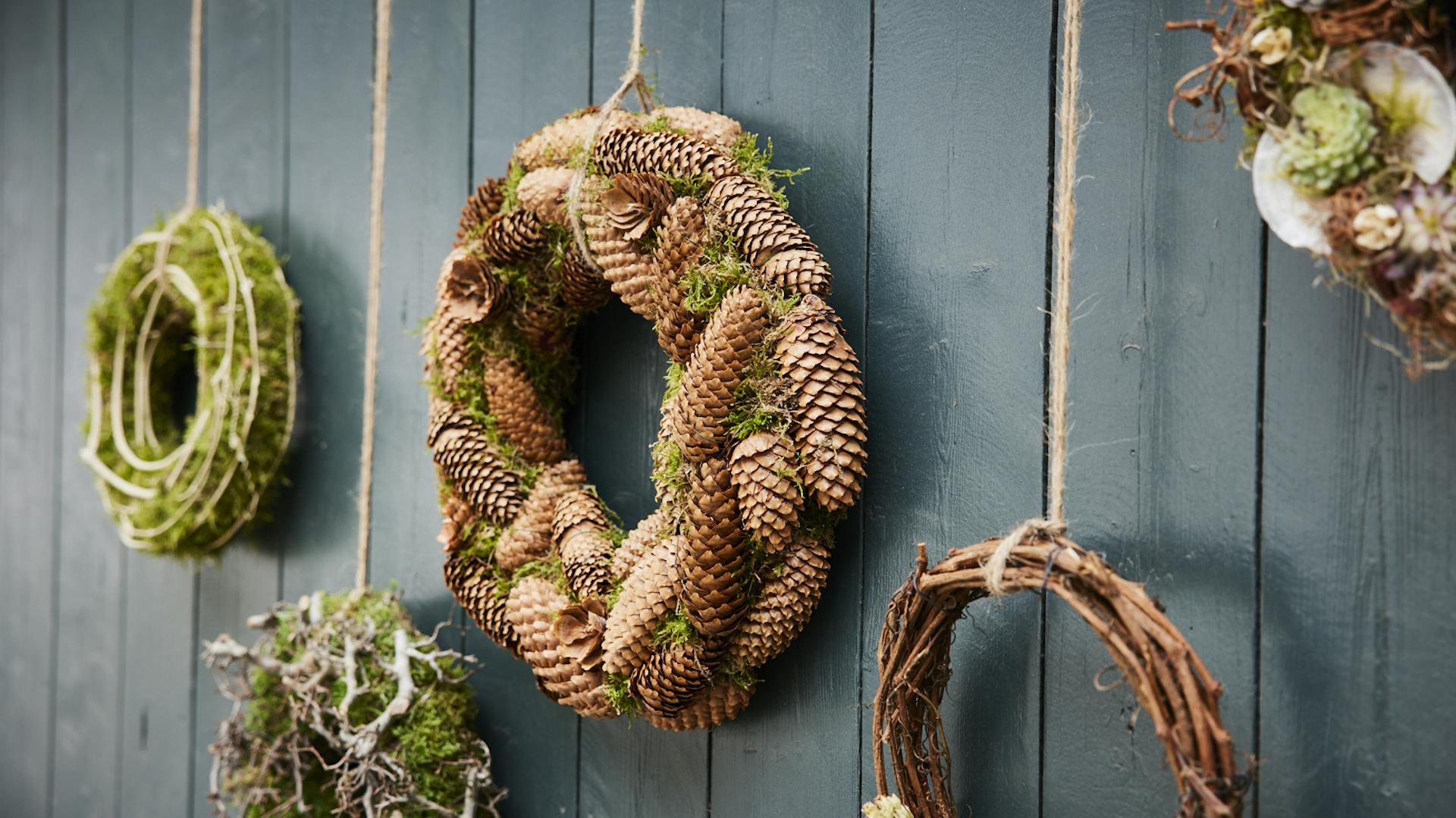 DIY Weihnachtskränze hängen an einer Wand