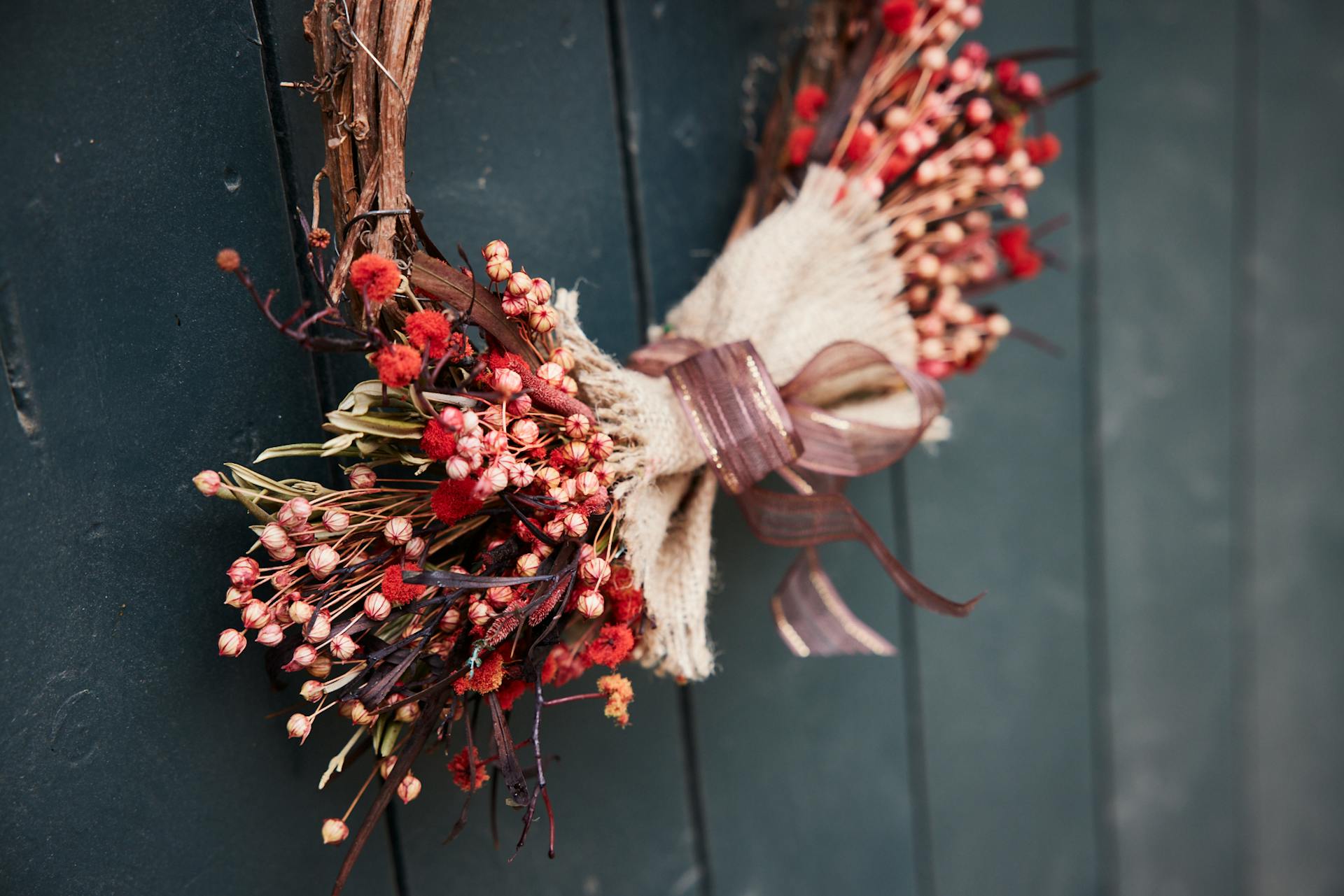 Fiori secchi rossi su corona fai da te