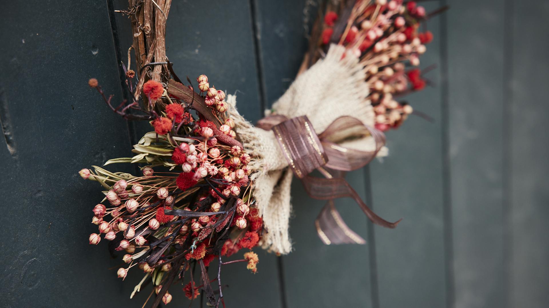 Rote Trockenblumen an DIY Kranz