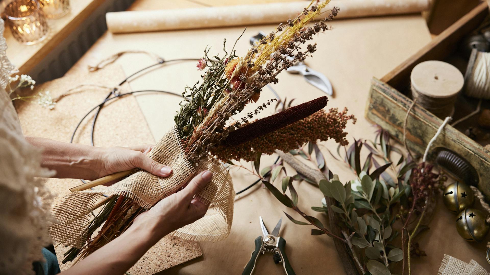 Strauß für DIY Metallringe binden