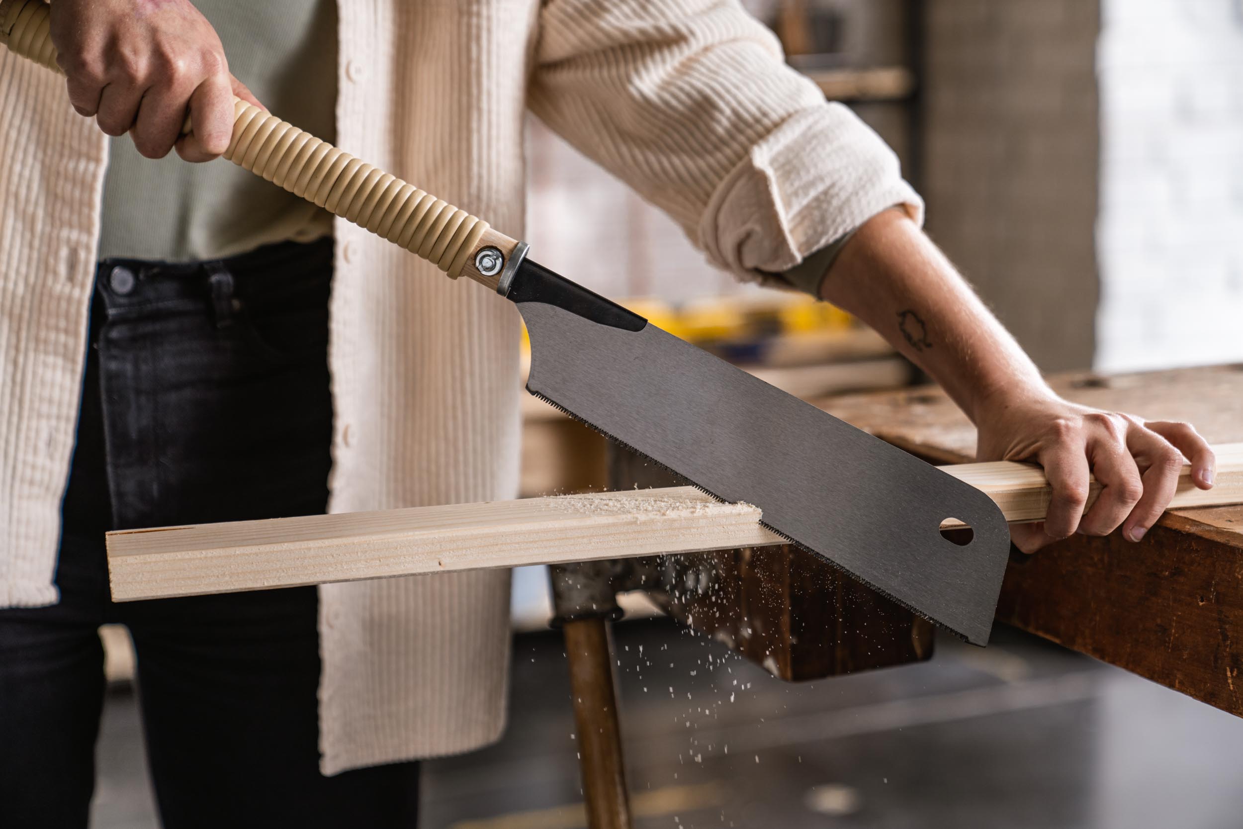 A keret faanyagát japán fűrésszel vágják le.