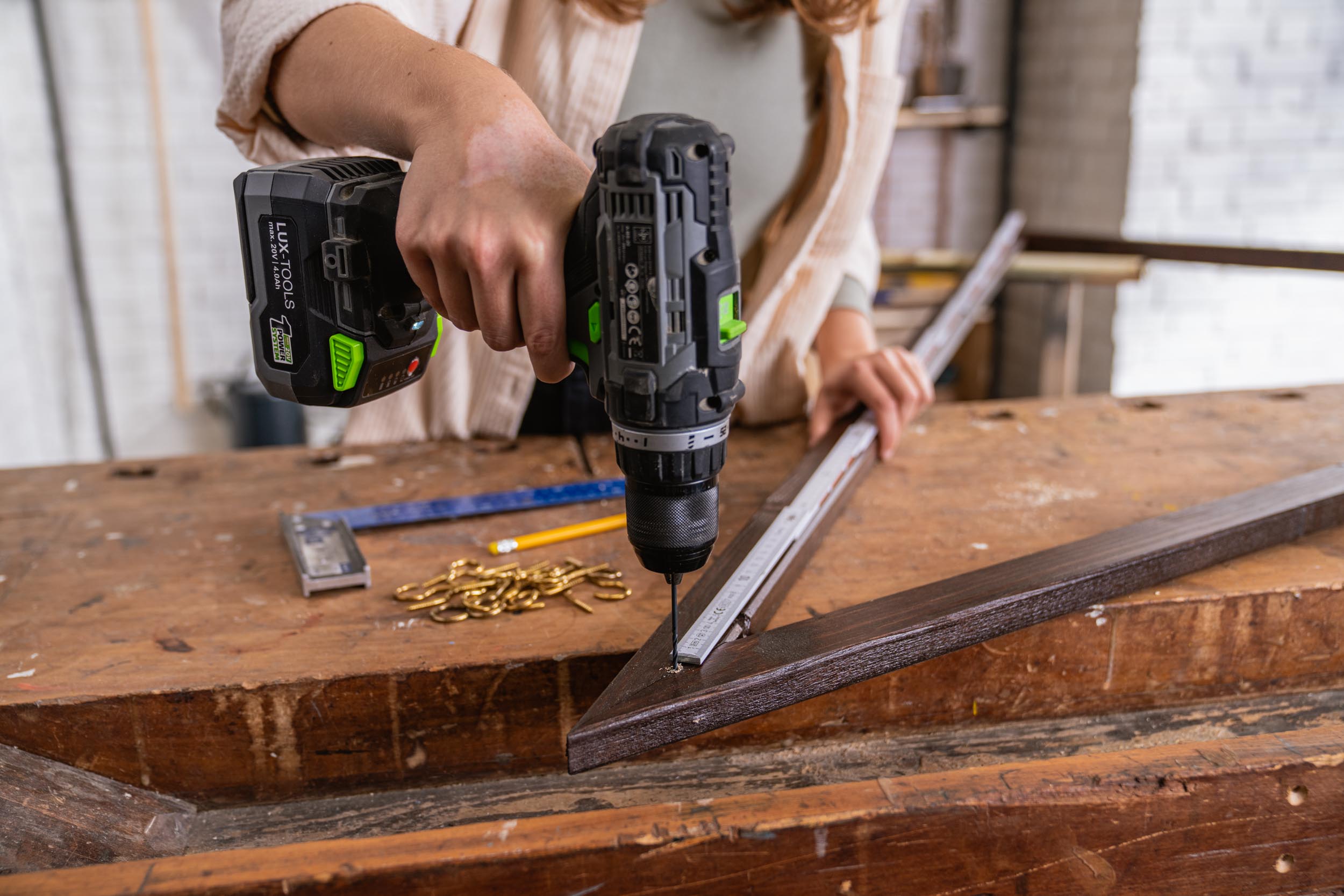 Előfúrják a lyukakat a keretfába.