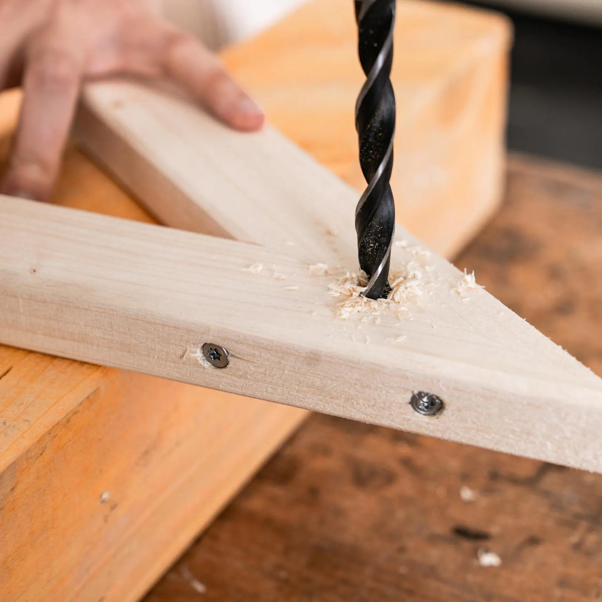 Az egyik lábpár tetejére lyukat fúrnak.