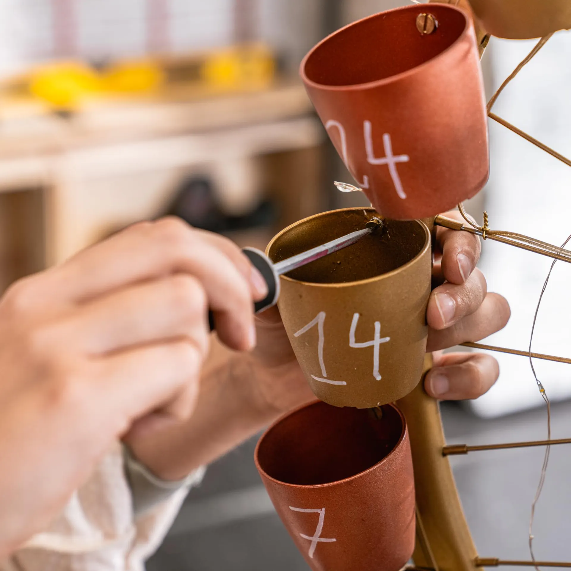 Felcsavarozzák a számozott poharakat a felnire.