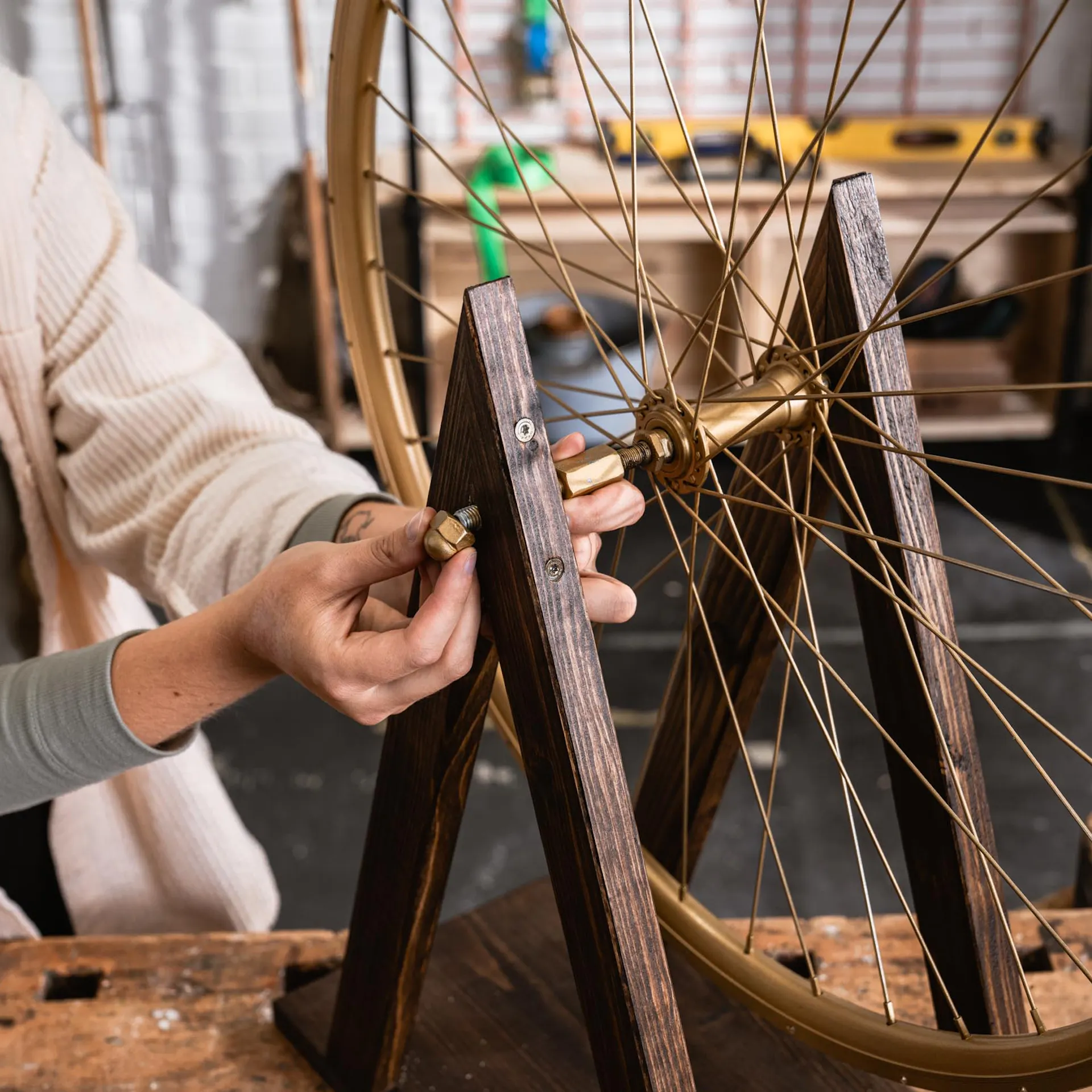 Felcsavarozzák az összekötő és a zárt anyát.