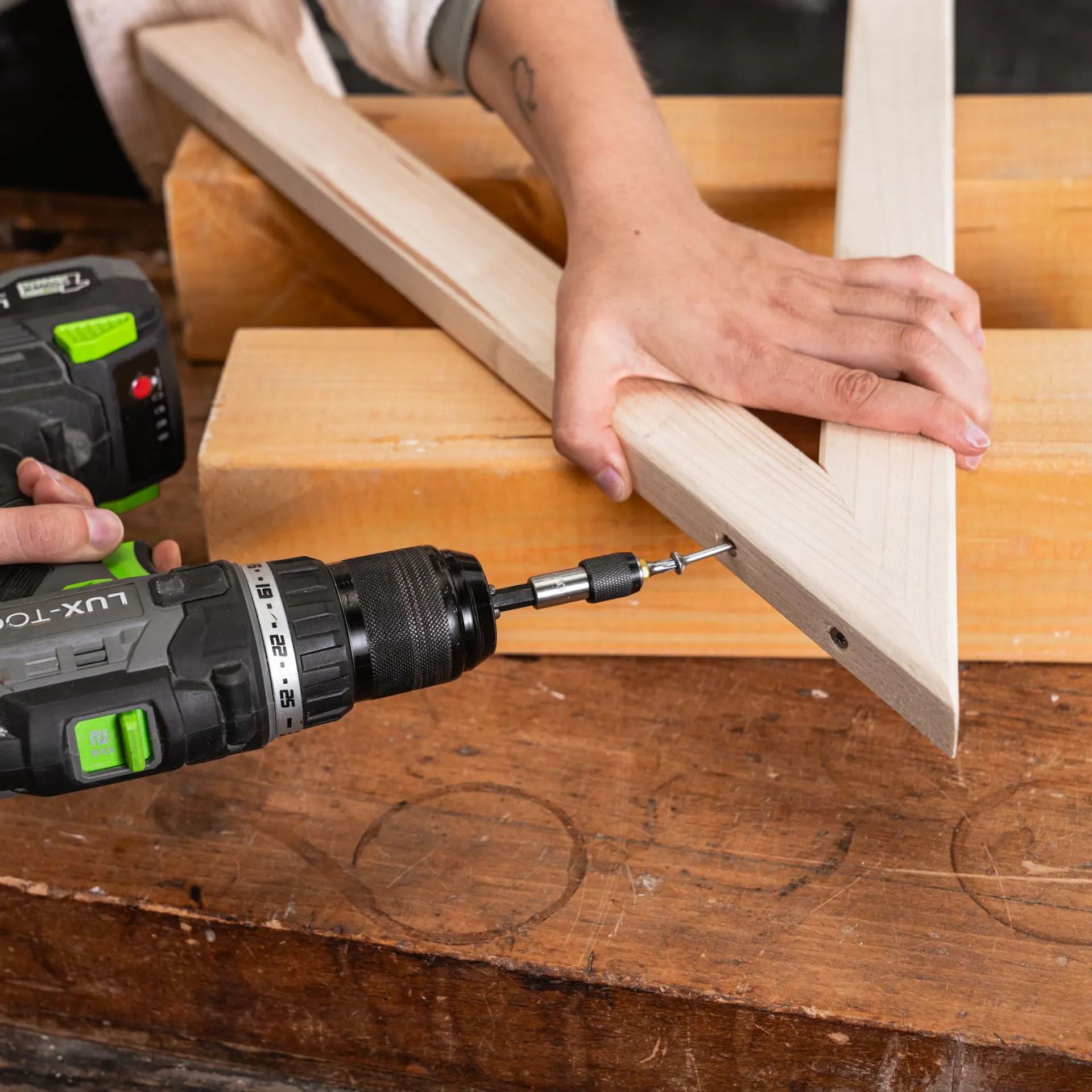 A falábakat akkus csavarhúzóval csavarozzák össze.