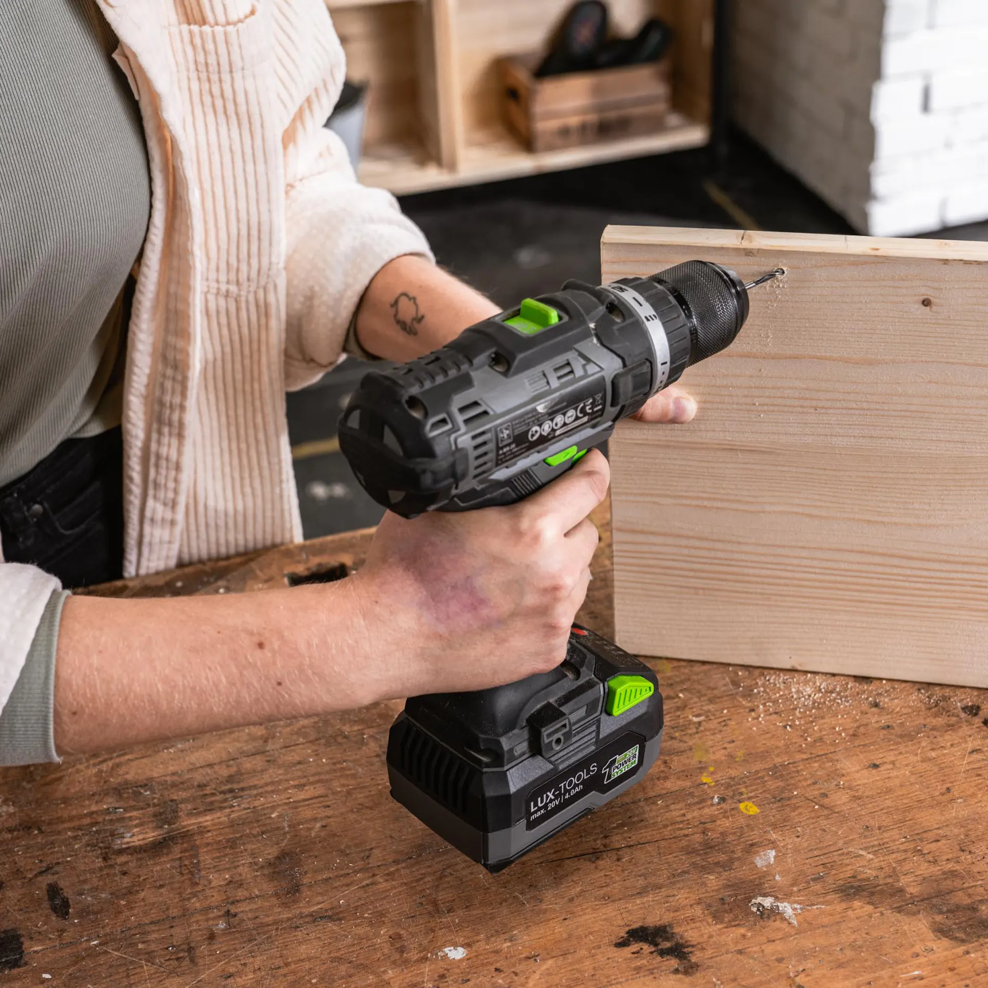 Az első pár lábat alulról a falaphoz csavarozzák.