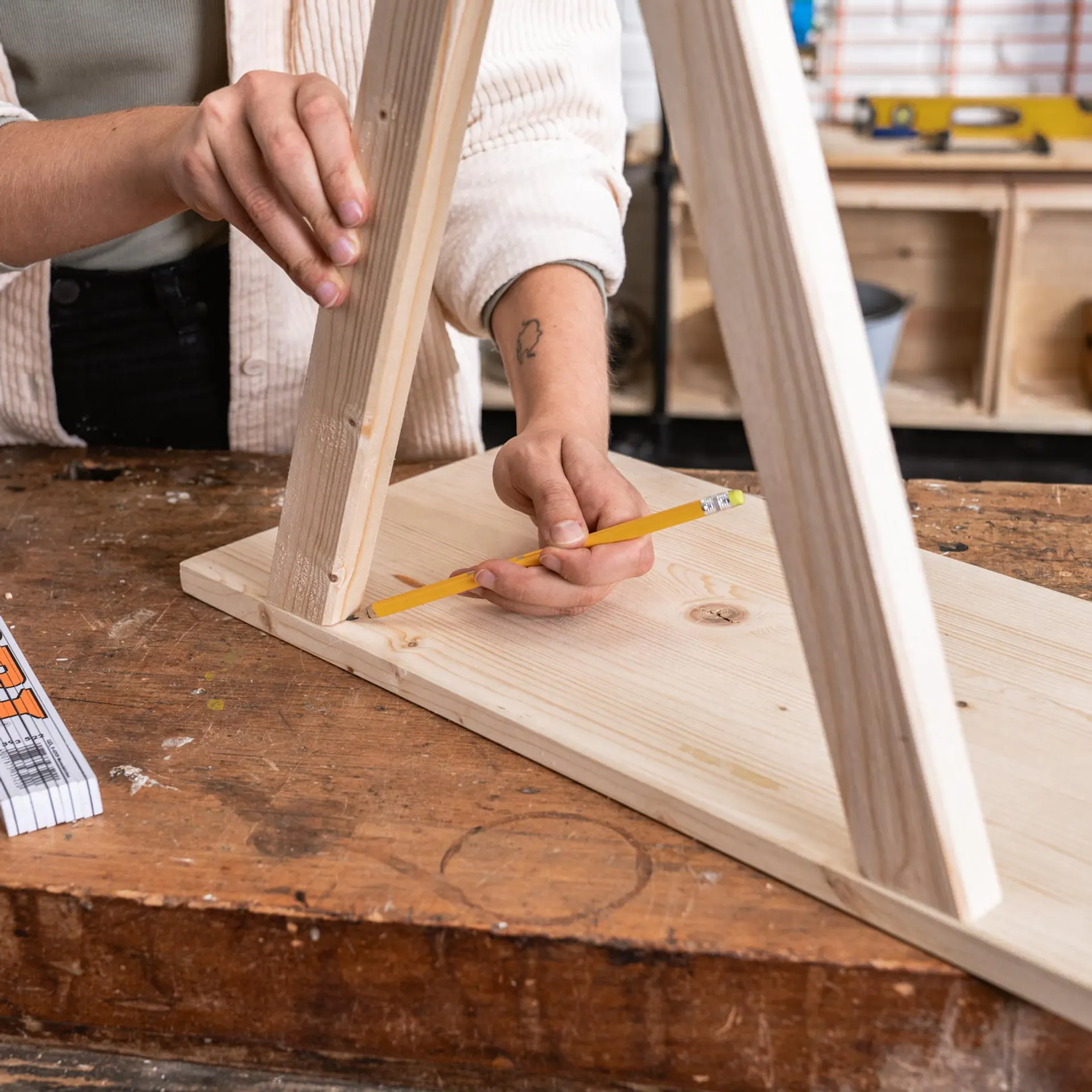 A lábpár a talpon áll, és a fából készült falapon jelölik be a helyét.