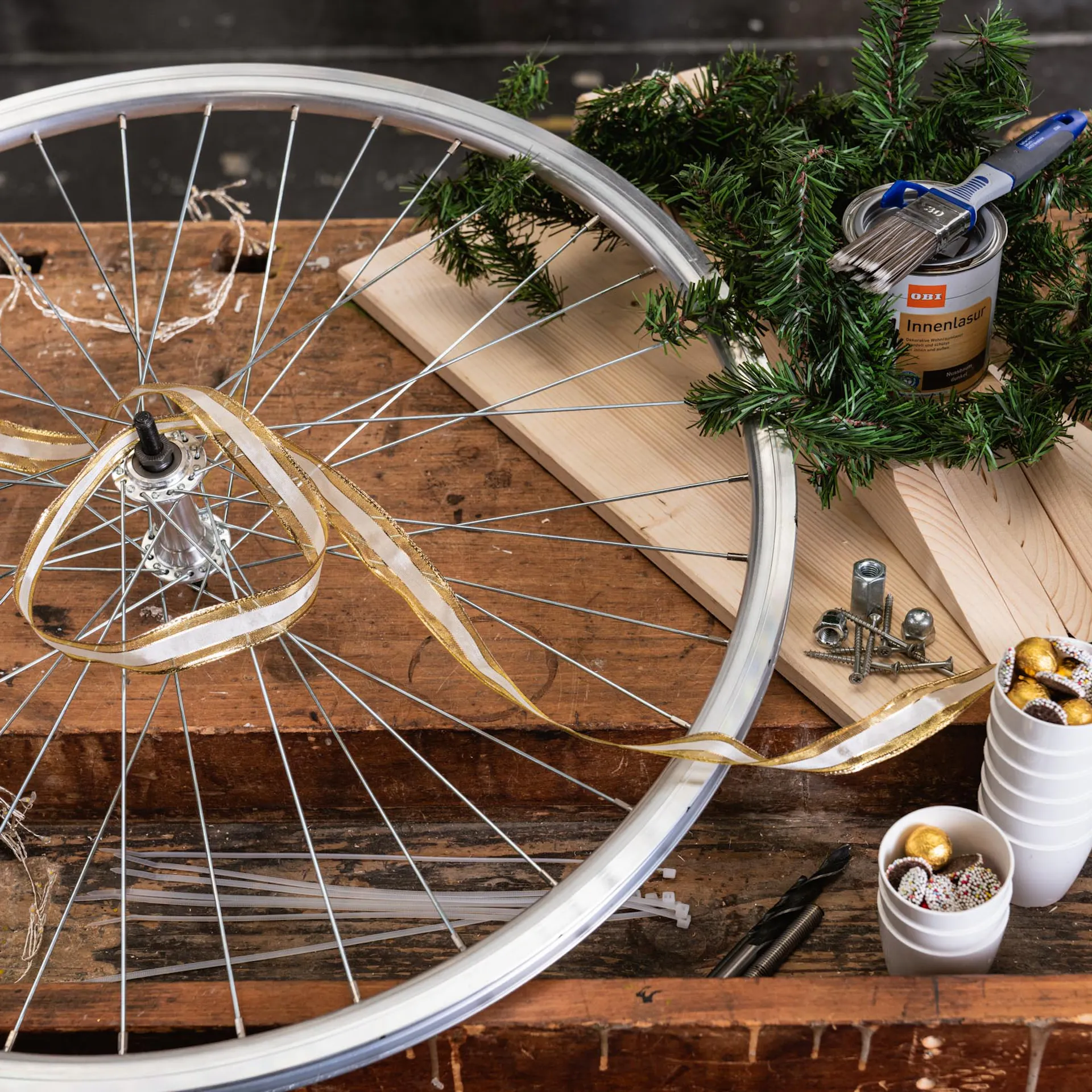 Az alapanyagok egy munkapadon vannak elrendezve.