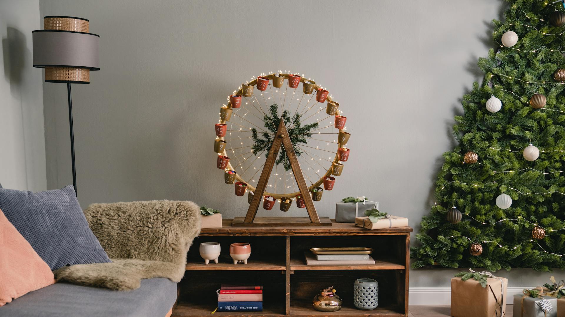 Felgen-Adventskalender steht in einem Wohnzimmer auf einem Sideboard bei Tag.