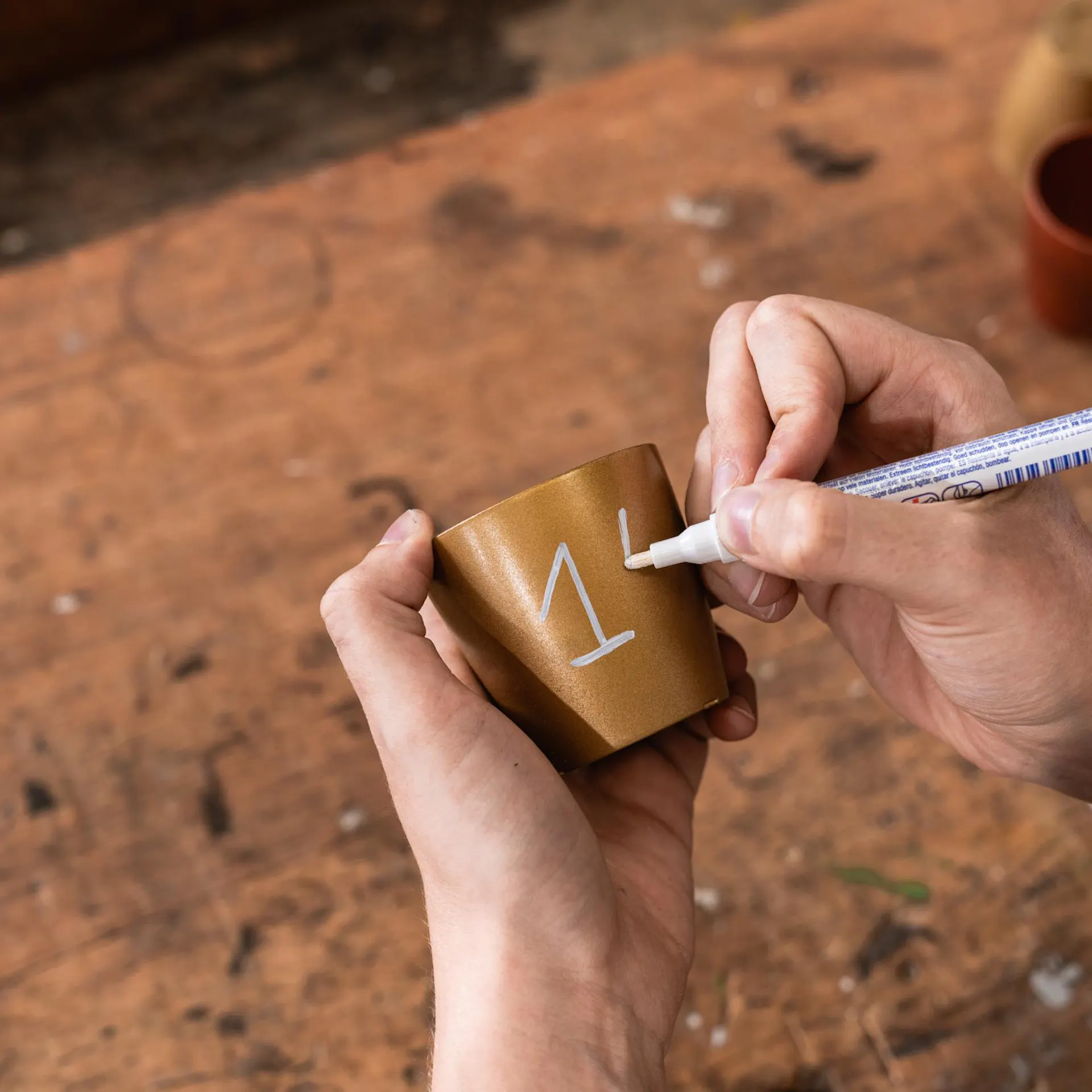 Feliratozzák a poharakat fehér tartós filccel.