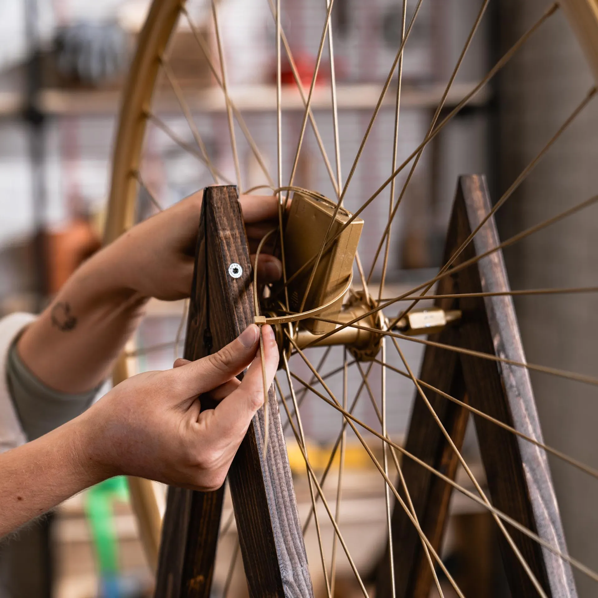 Kábelkötözővel rögzítik az akkumulátor házát.