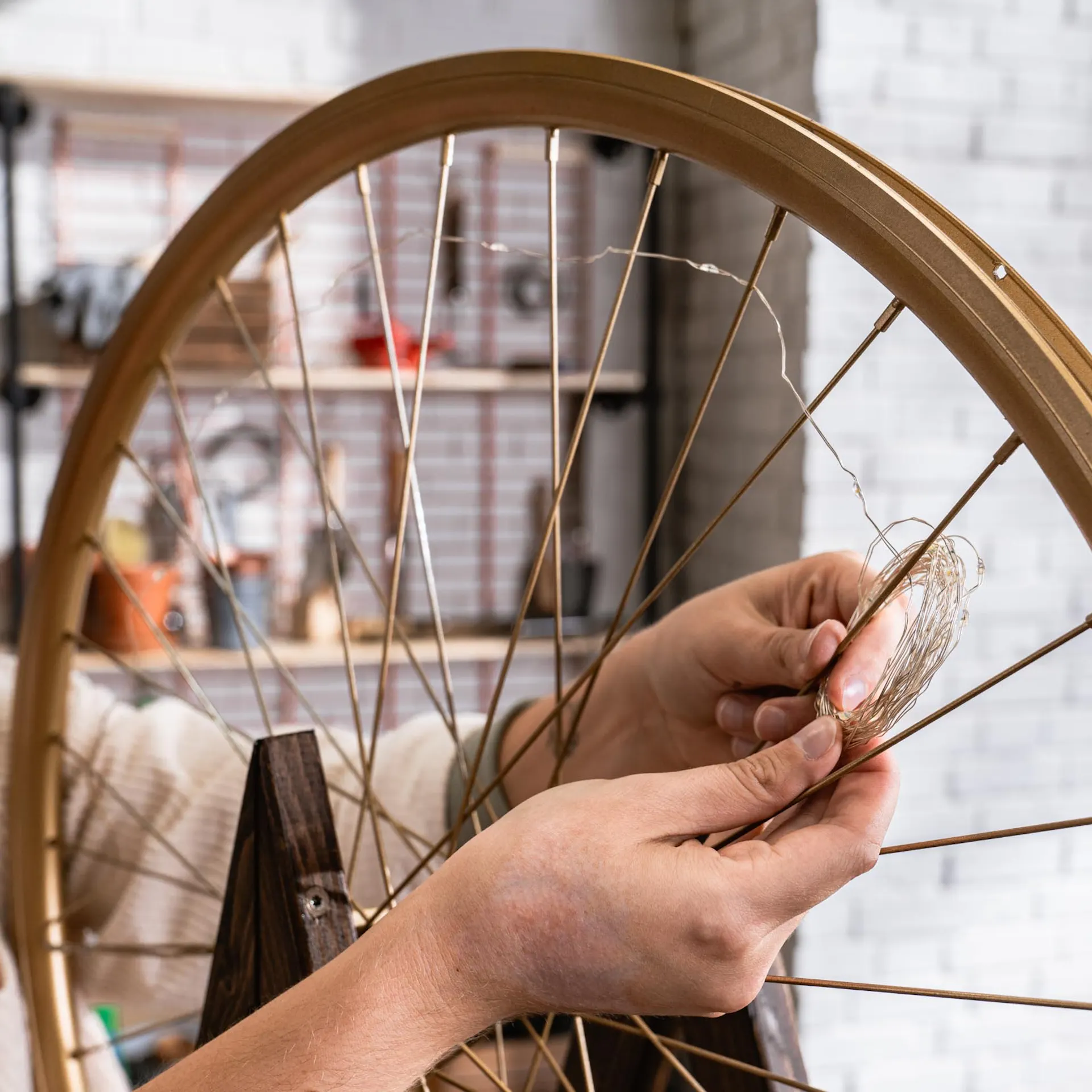 Fényfüzért tekernek a kerék küllői köré.