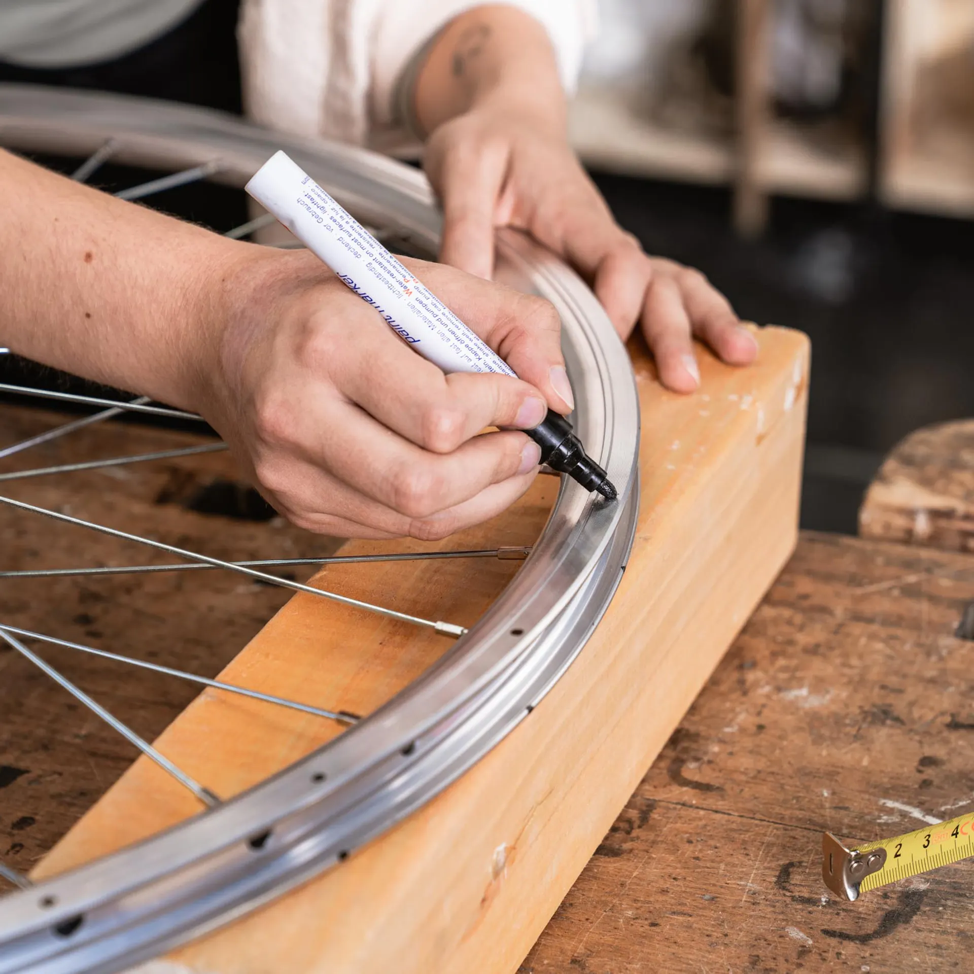 Permanent markerrel fekete pontokat rajzolnak a peremre.