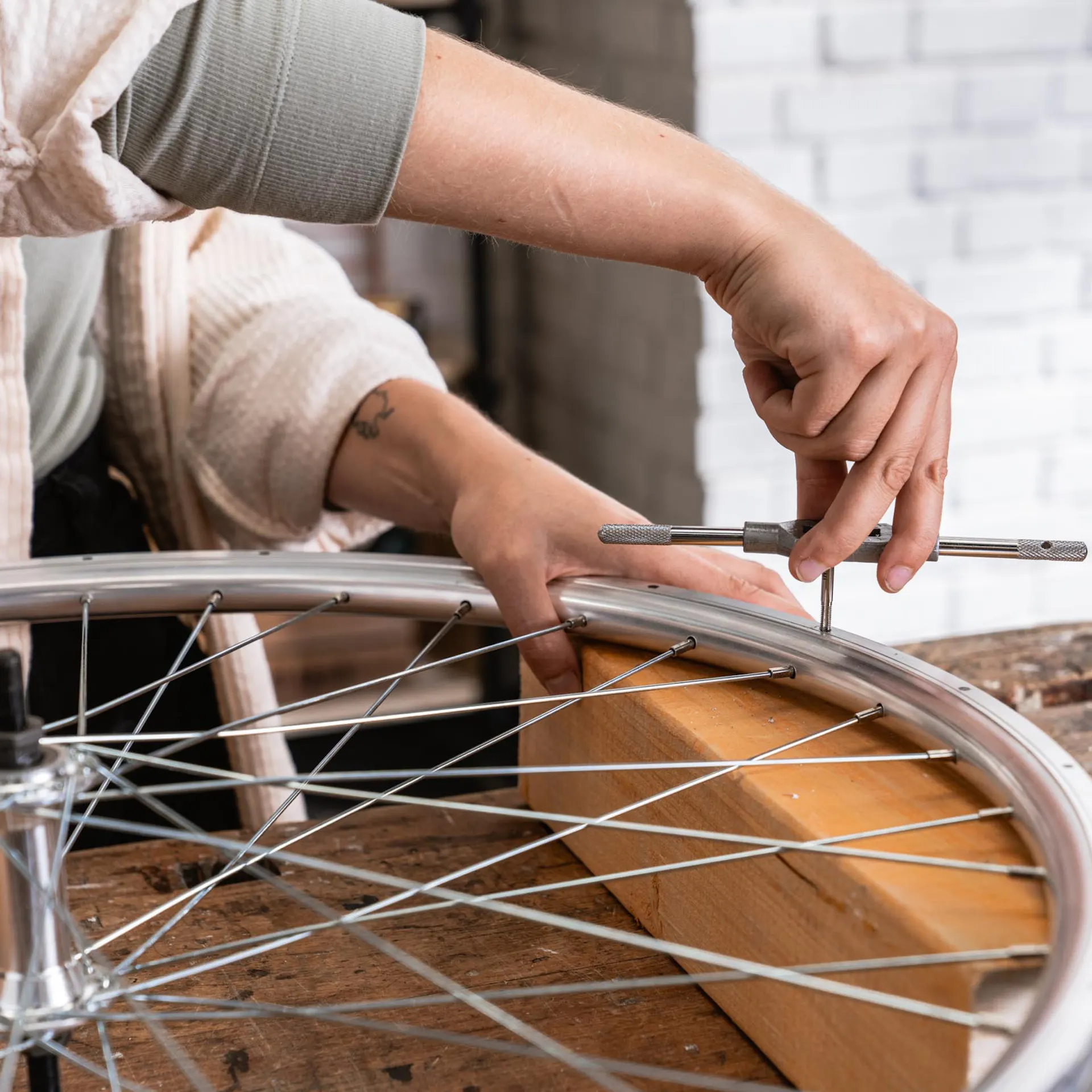 Menetvágóval lyukakat fúrnak a felnibe.