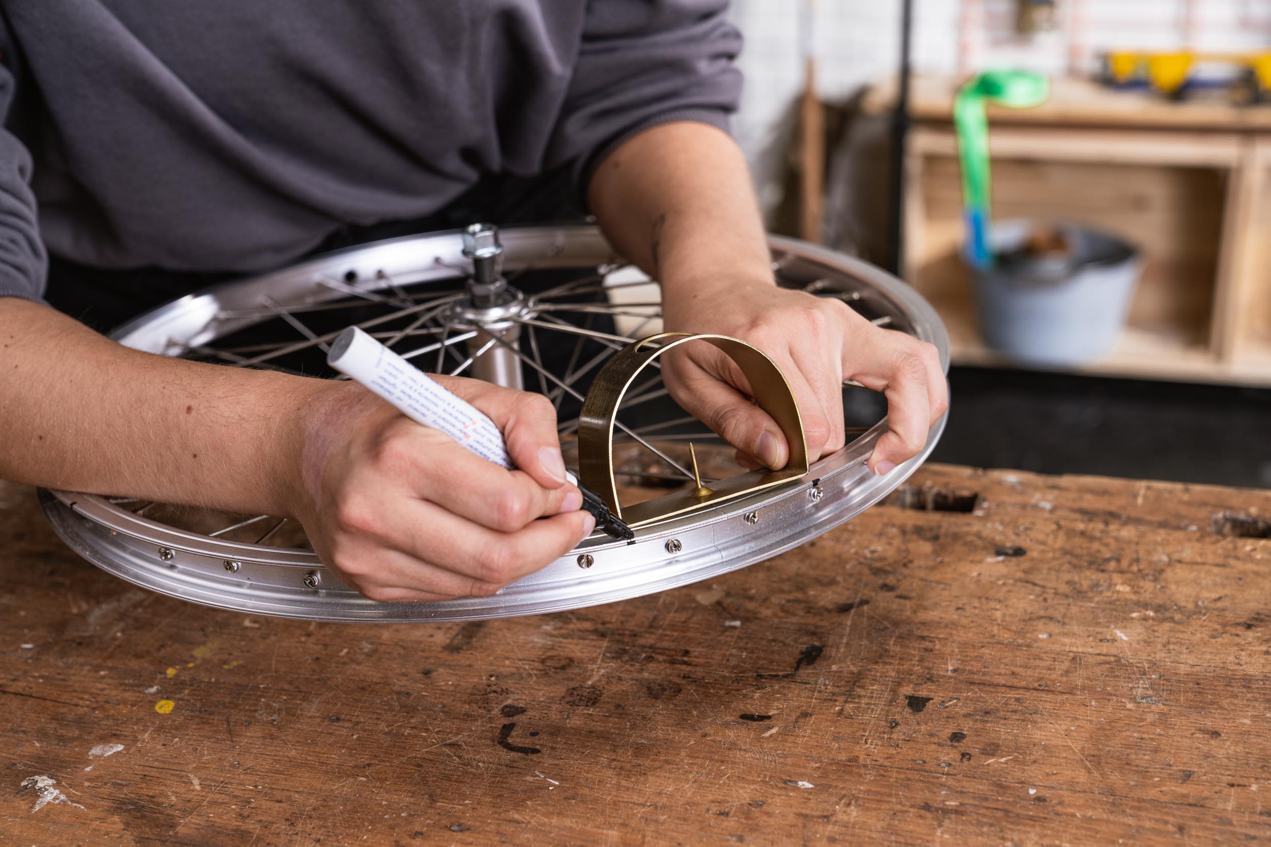 Használjon tartós filctollat a gyertyatartók helyének megjelöléséhez a peremen.
