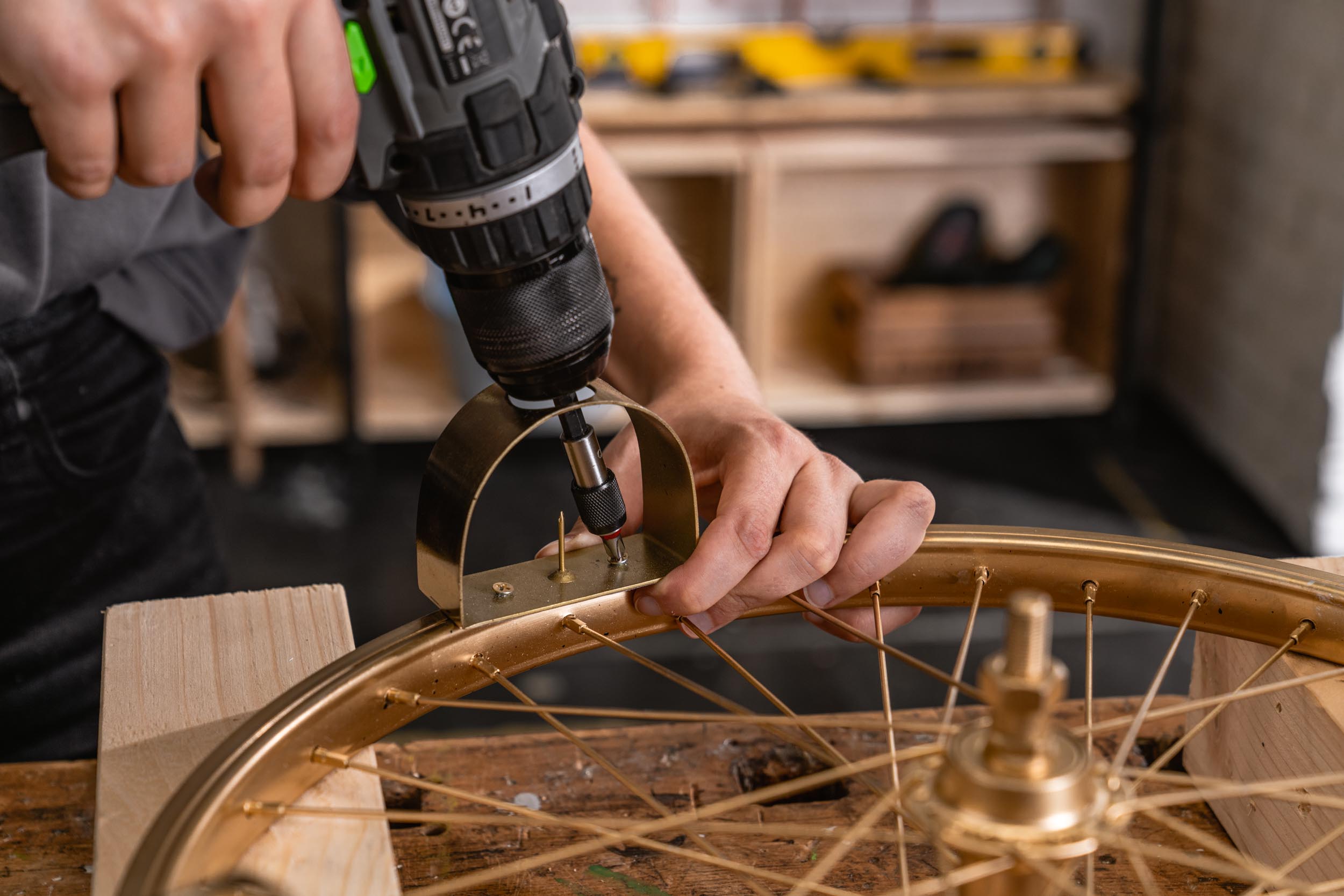 A gyertyatartókat akkus csavarhúzóval rögzítik a peremhez.