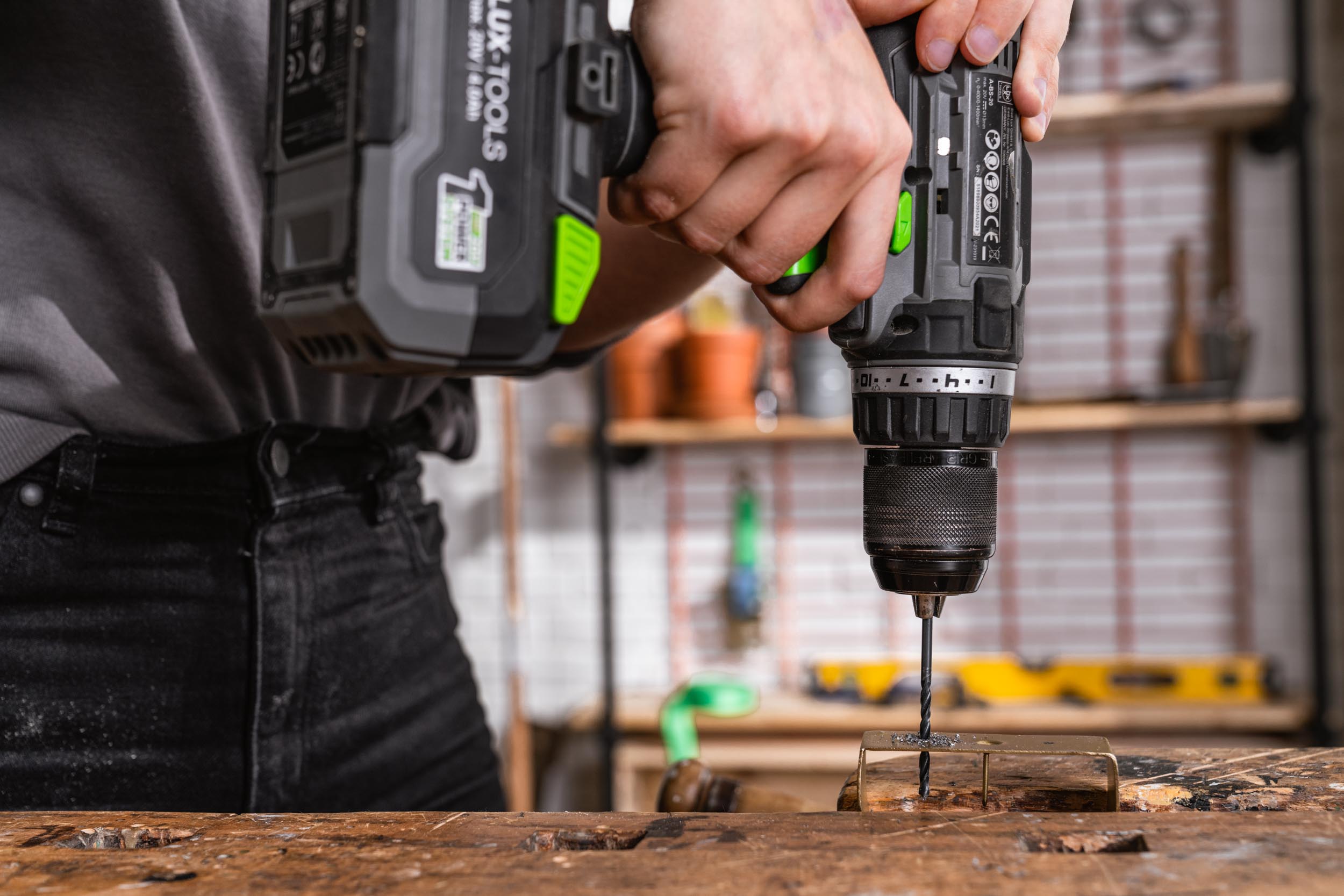 A gyertyatartók helyét fúróval fúrják elő.