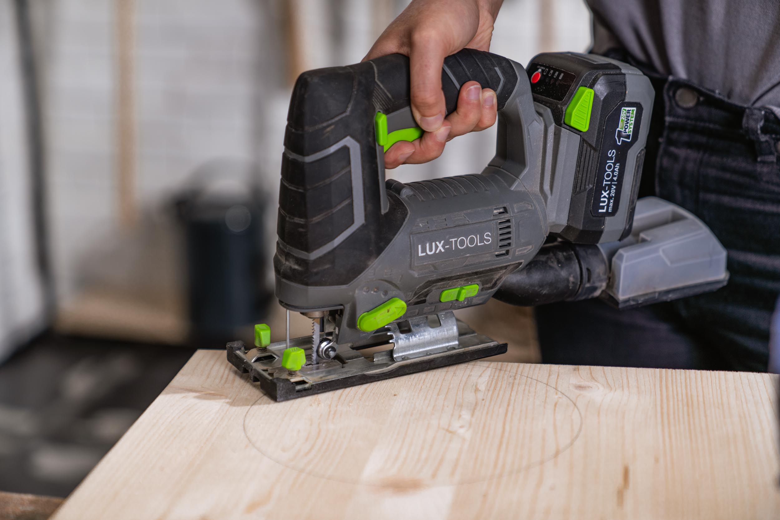 Dekopírfűrész, amely egy kört fűrészel ki egy fatáblából.