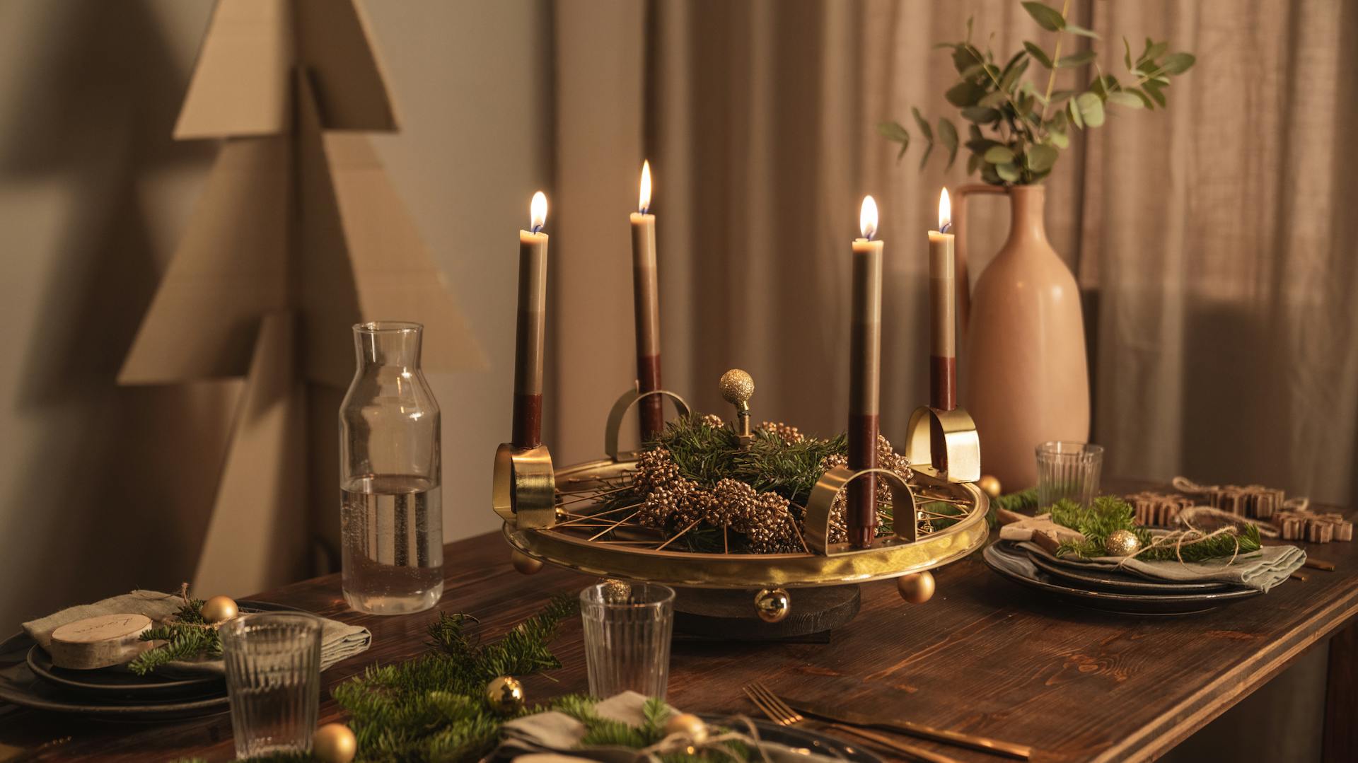 Fertiger Adventskranz auf einem gedeckten Festtagstisch.