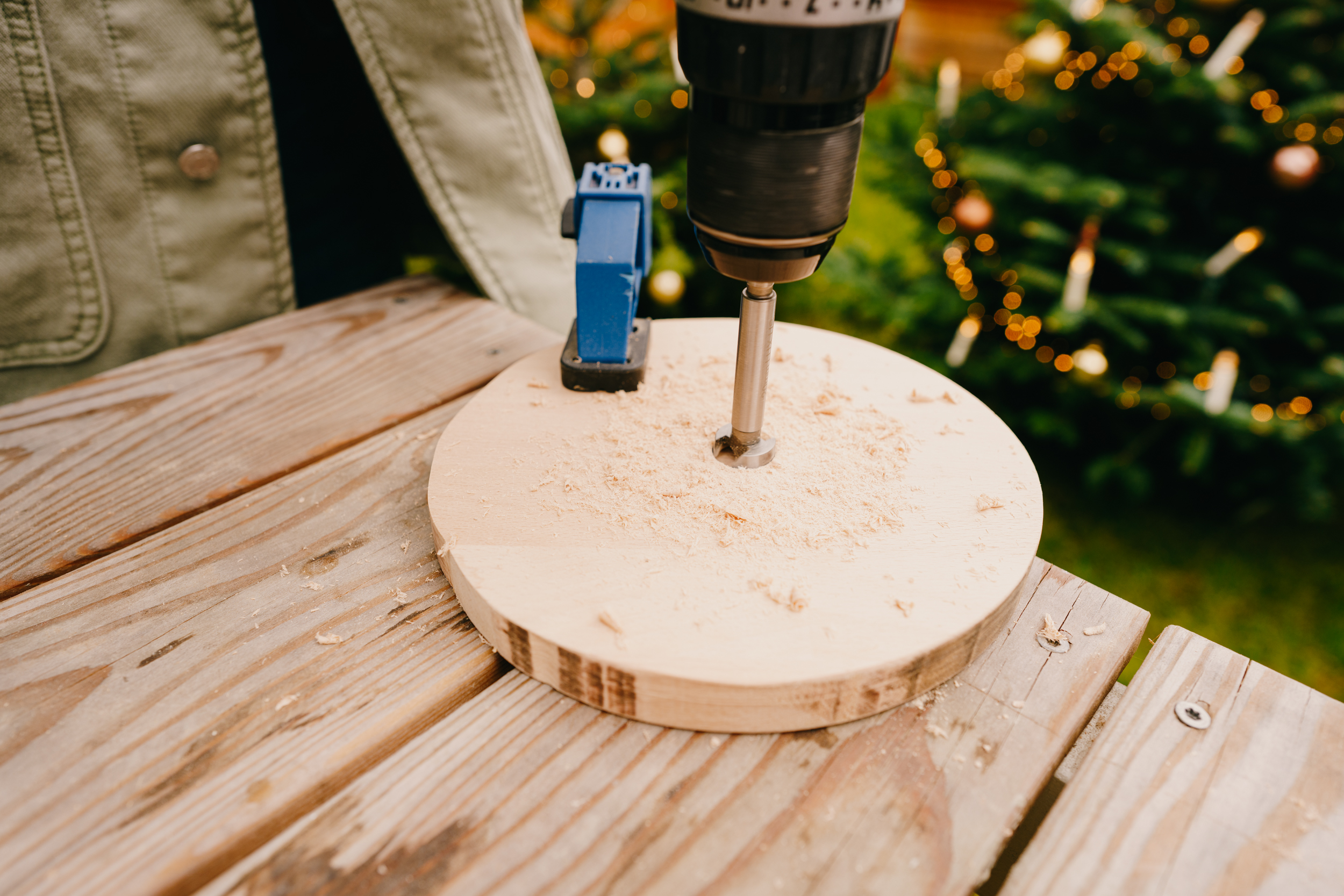Řemeslnice vrtá pomocí Forstnerova vrtáku otvor do dřevěné desky.