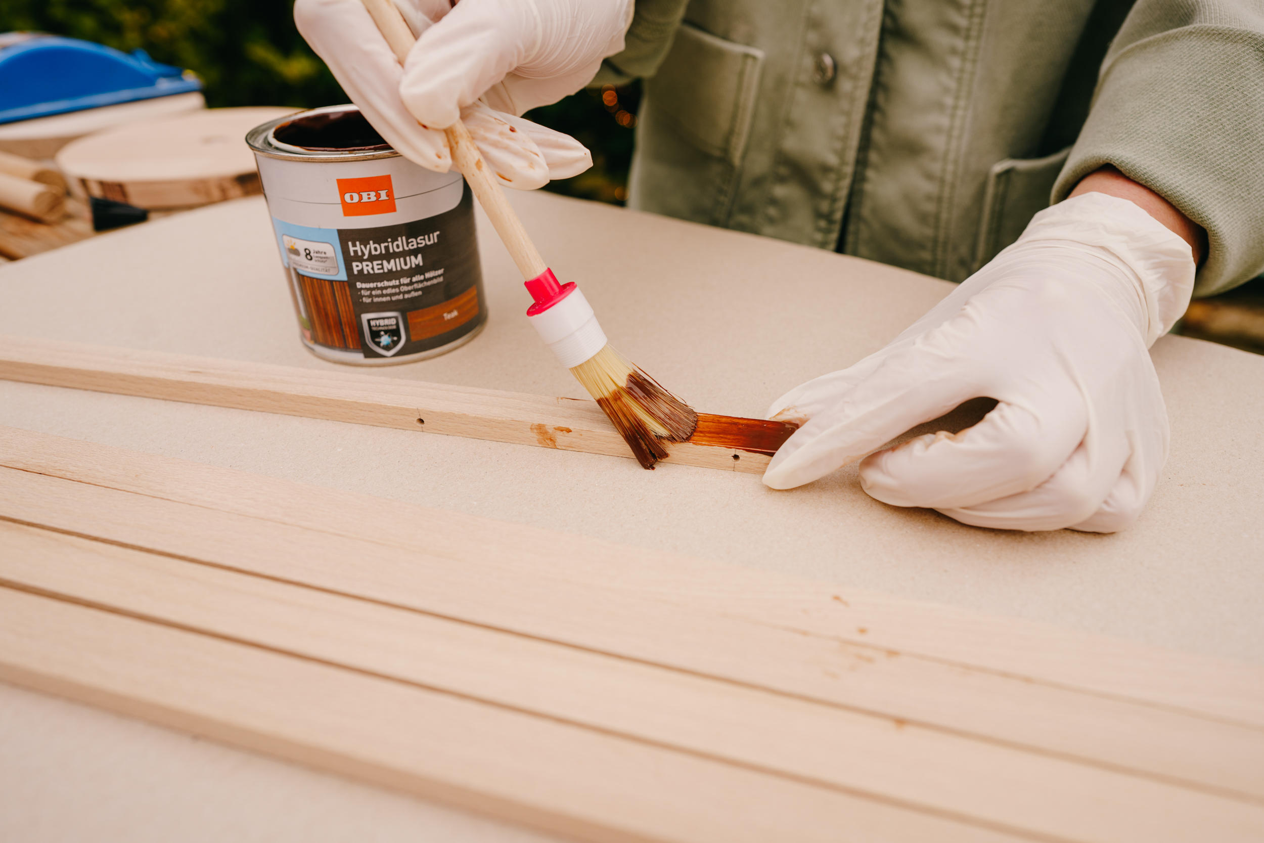 Řemeslnice lazuruje lišty.