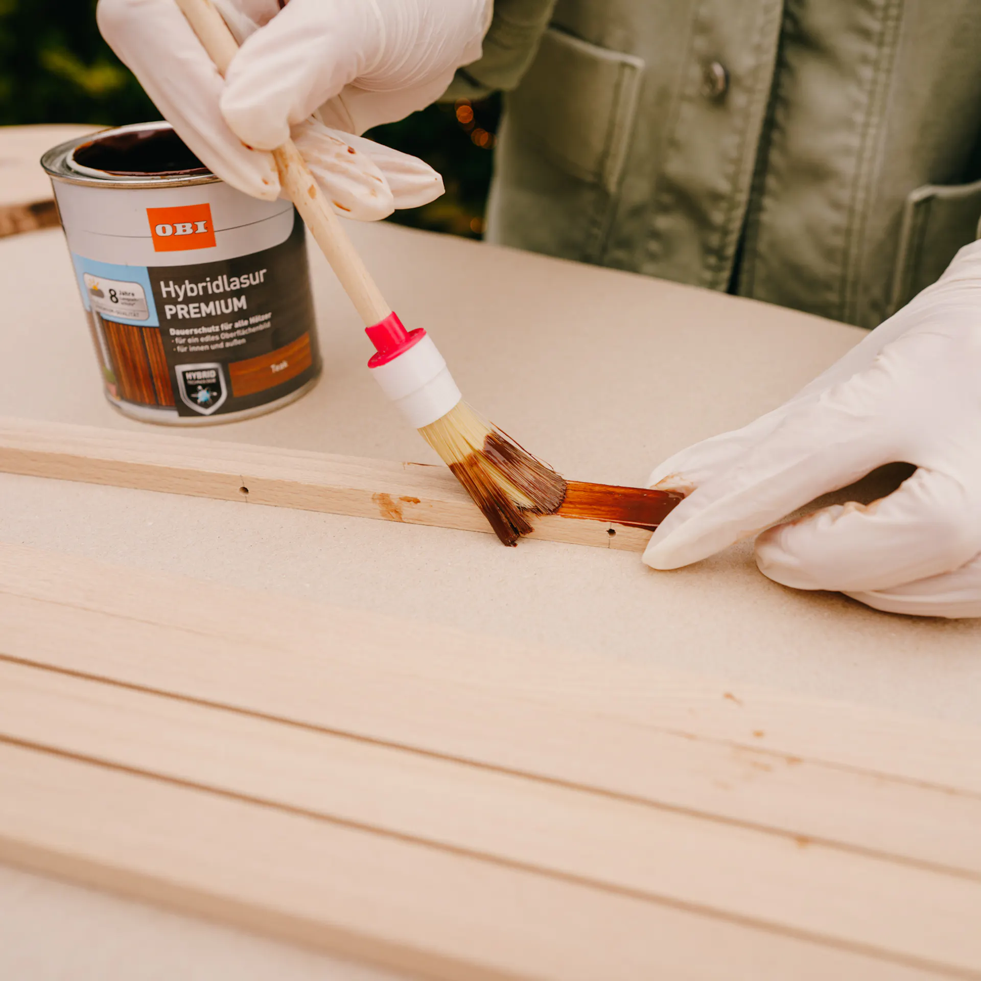 Řemeslnice lazuruje lišty.