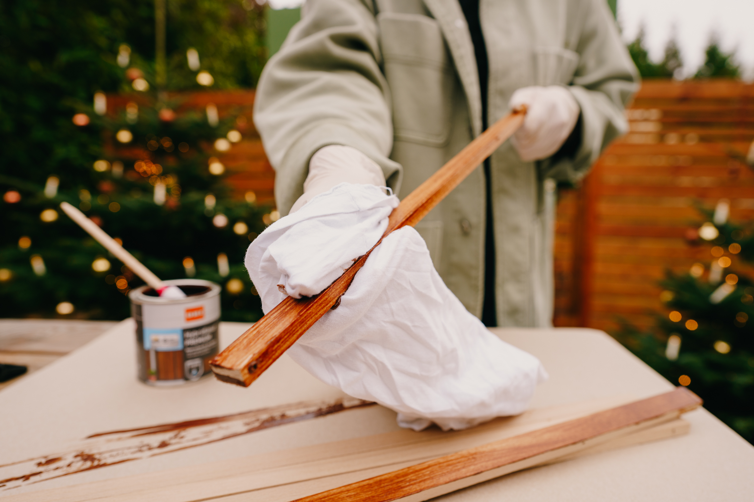Řemeslnice roztírá lazuru hadříkem