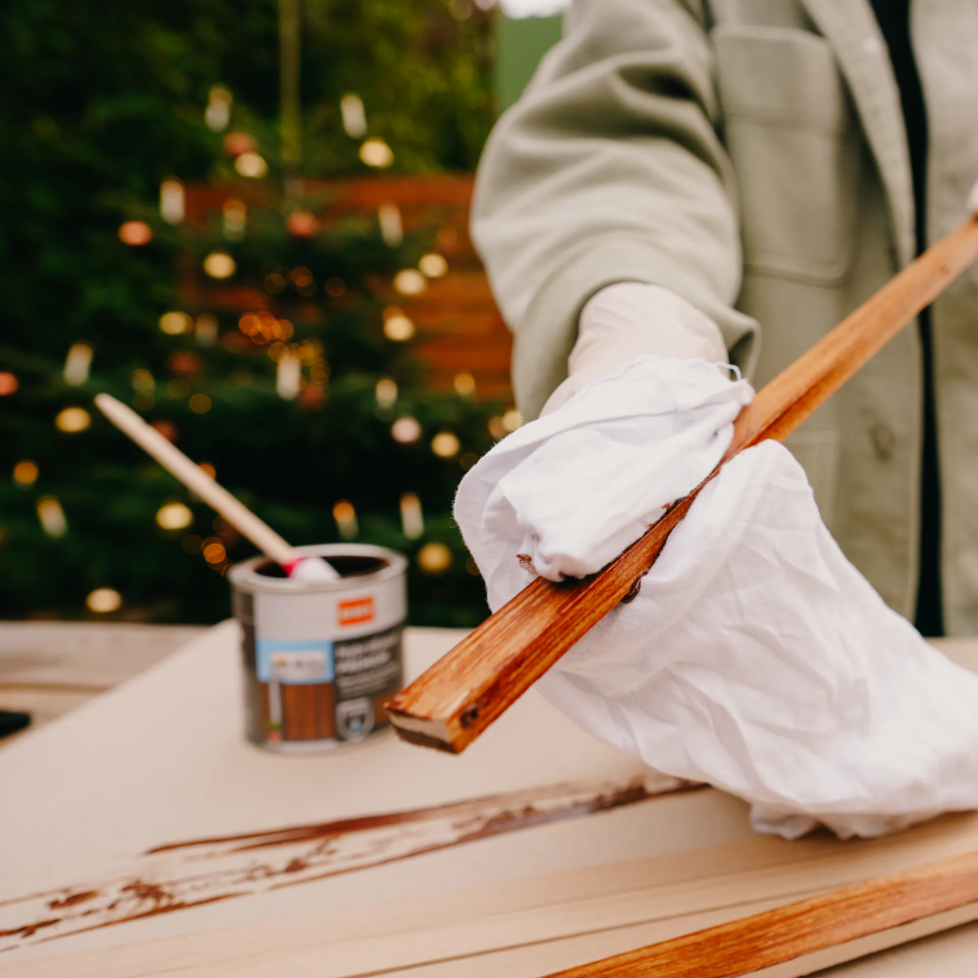 Řemeslnice roztírá lazuru hadříkem