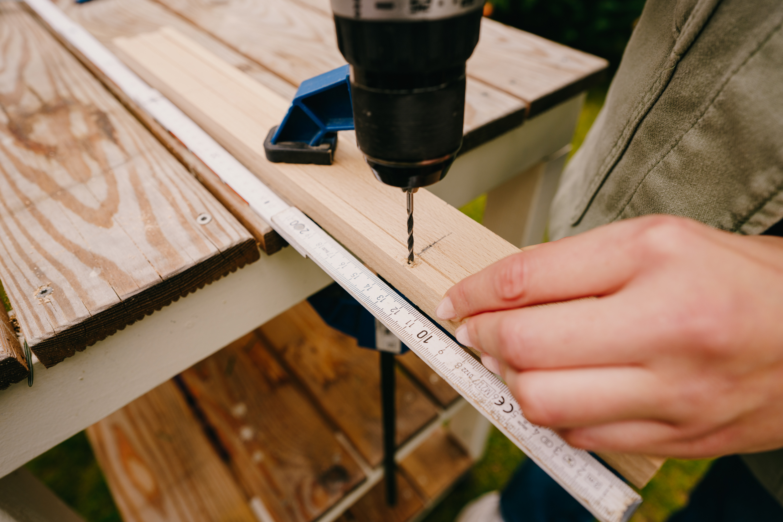 Řemeslnice předvrtává lišty