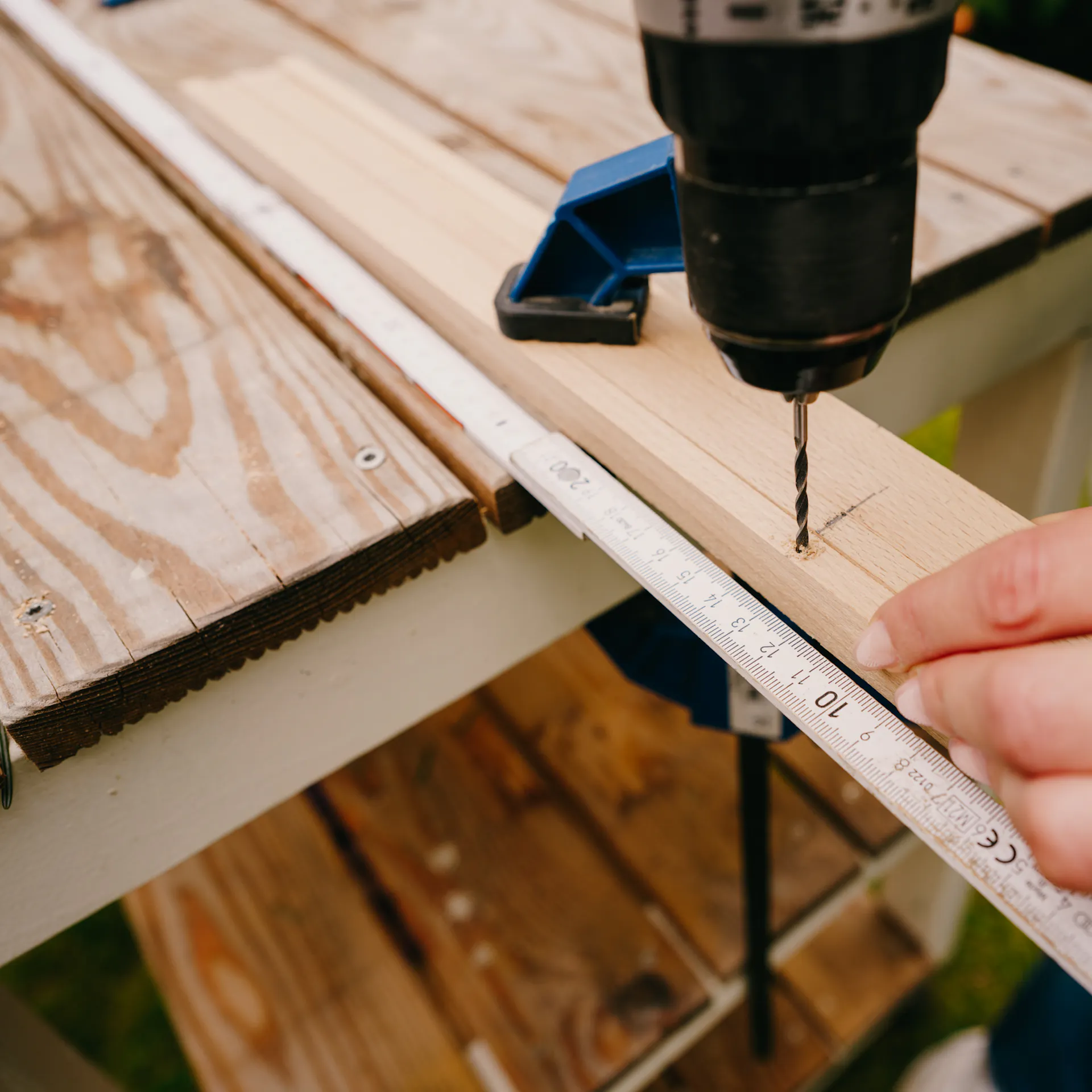 Řemeslnice předvrtává lišty