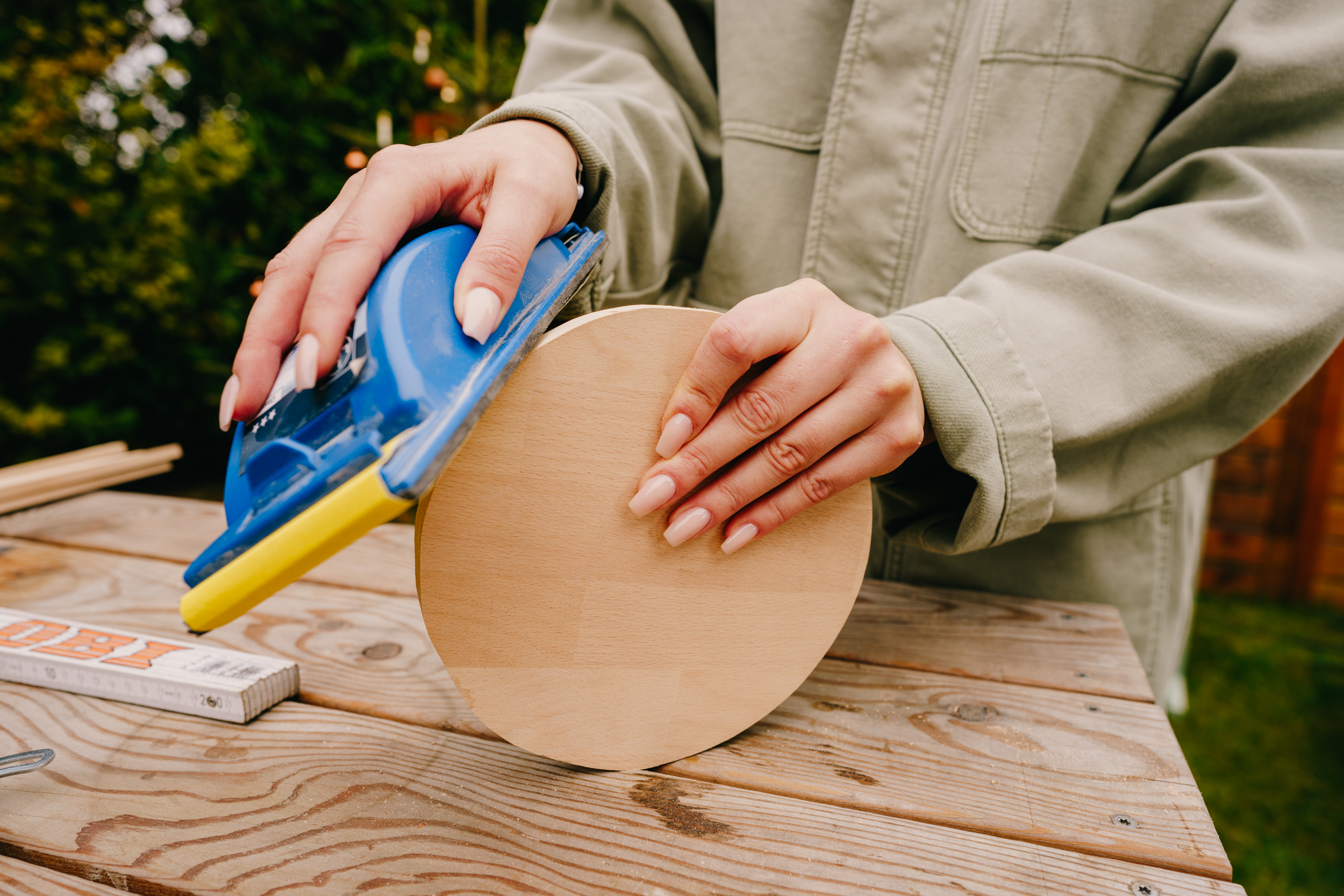 Řemeslnice obrousí nařezané dřevo.
