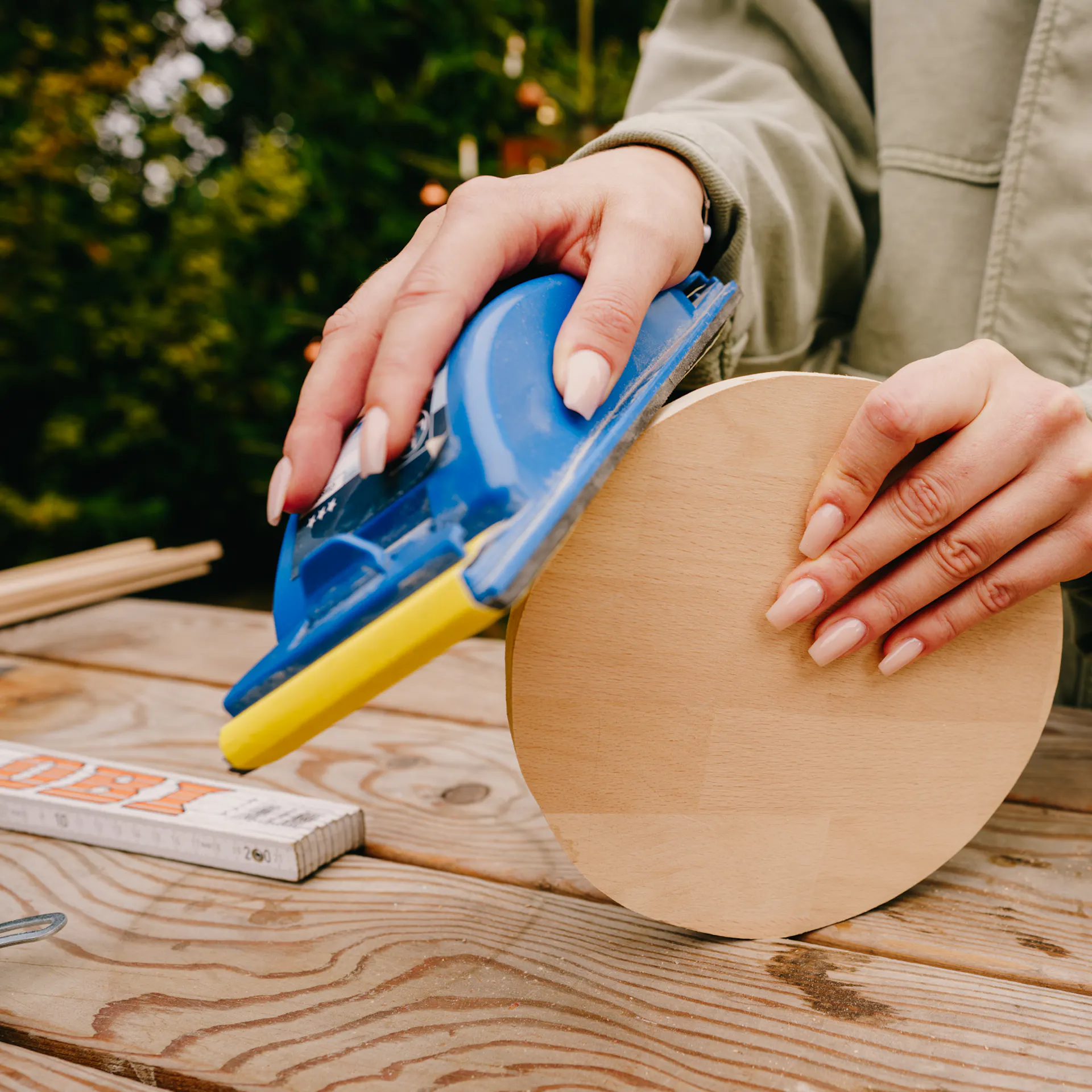 Řemeslnice obrousí nařezané dřevo.
