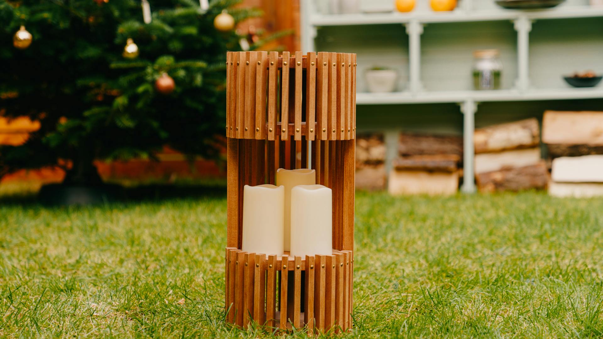 Holzlaterne Materialien liegen auf dem Tisch.