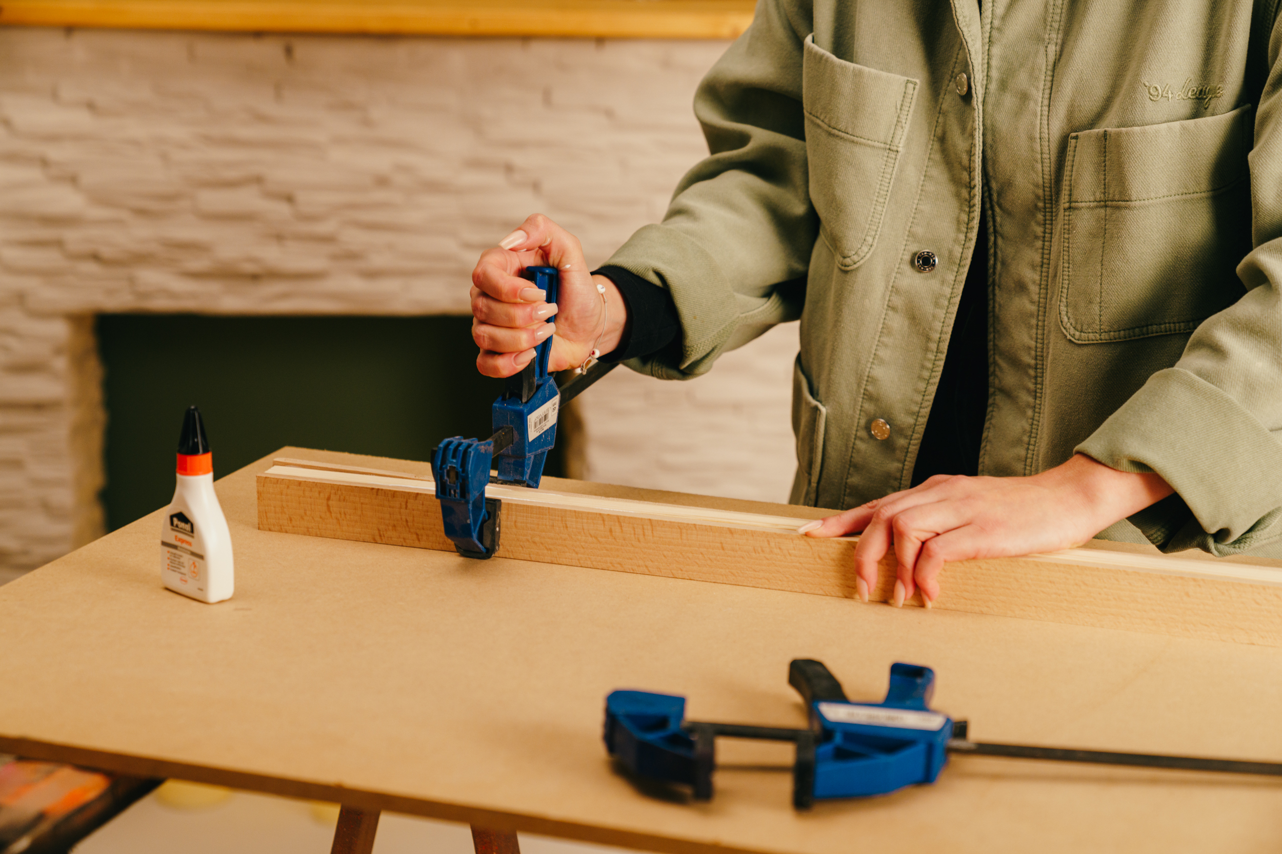 Egy barkácsoló gyorsszorítókat helyezze a lécekre.