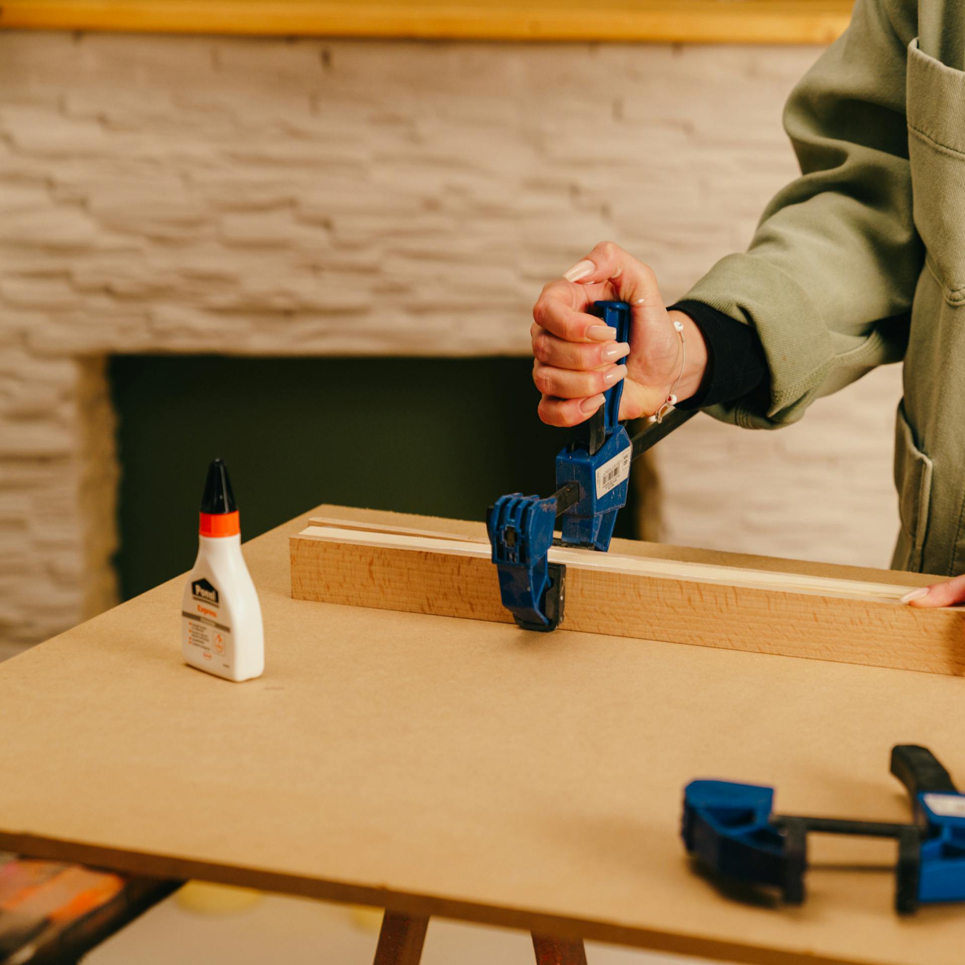 Egy barkácsoló gyorsszorítókat helyezze a lécekre.