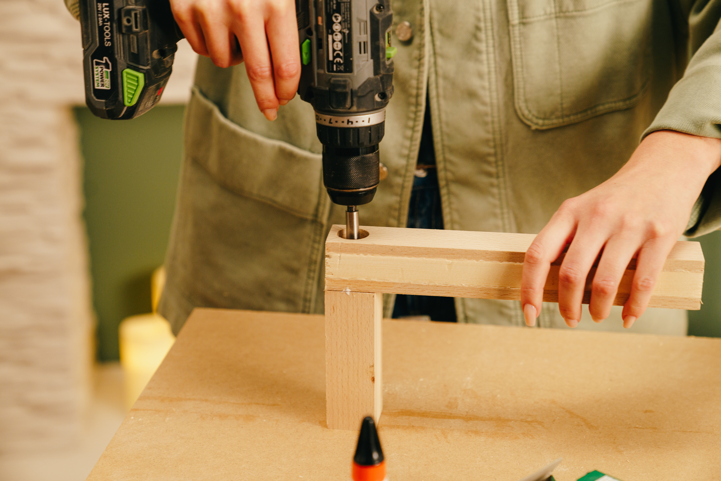 Egy barkácsoló furatot készít a csuklóhelyen.