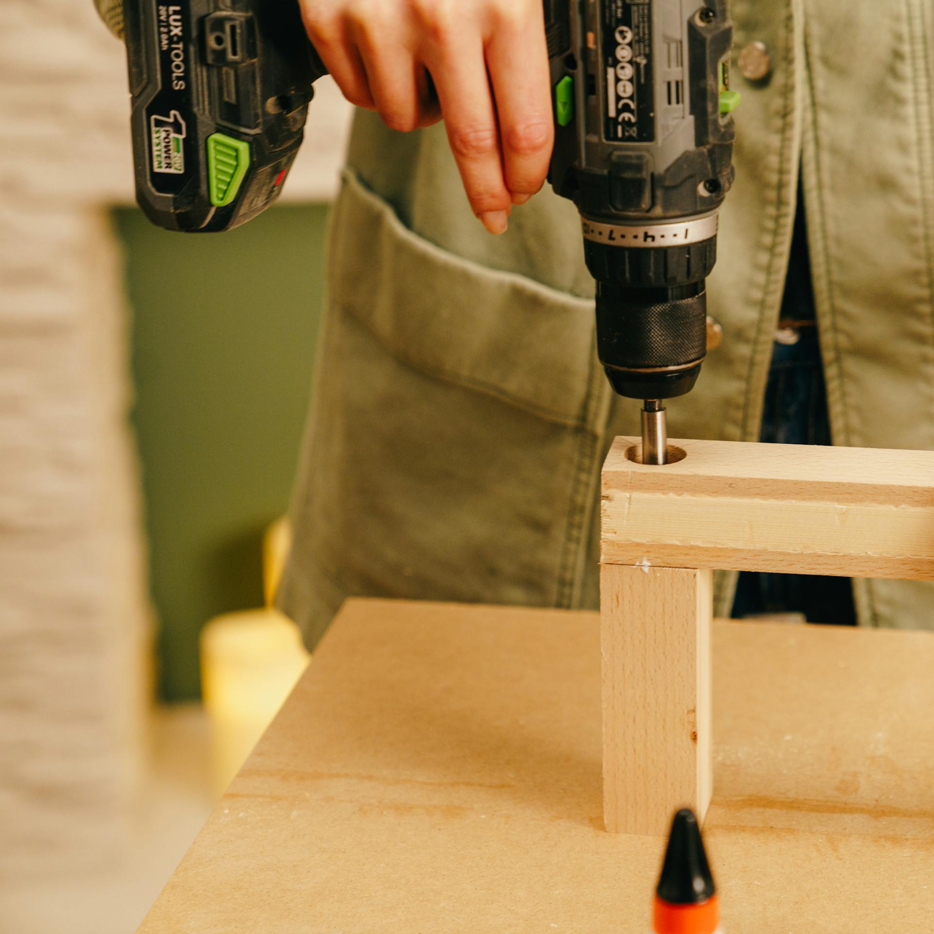 Egy barkácsoló furatot készít a csuklóhelyen.