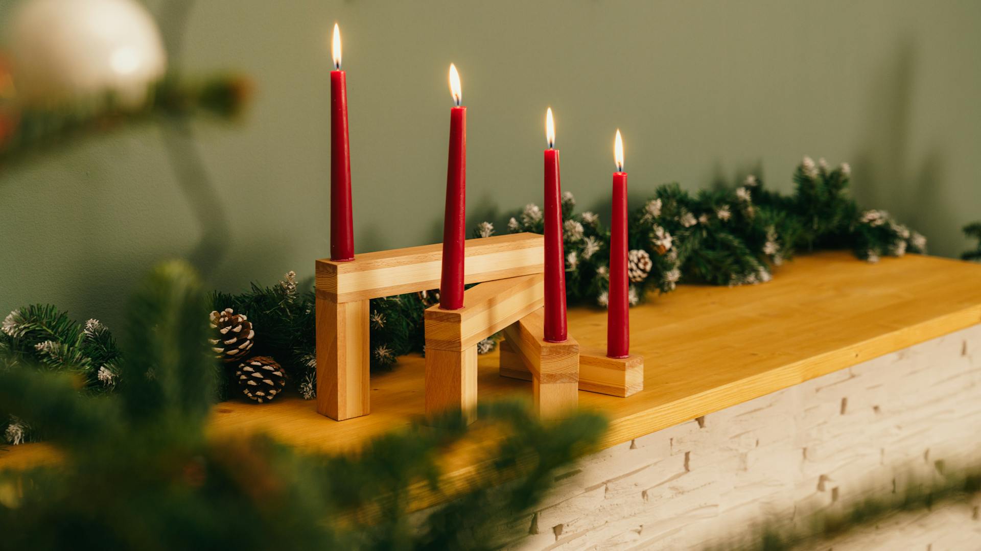 Der Kerzenständer steht auf dem Deko-Kamin.