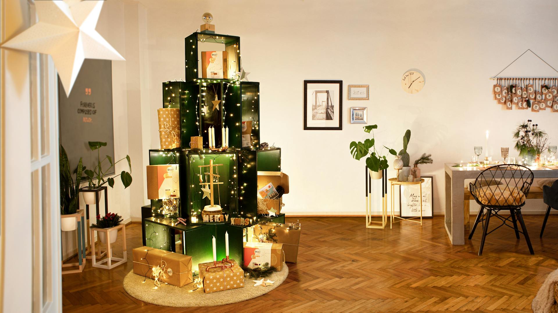 Weihnachtsbaum aus Boxen mit selbstgemachten Geschenken und Dekoration für Weihnachten